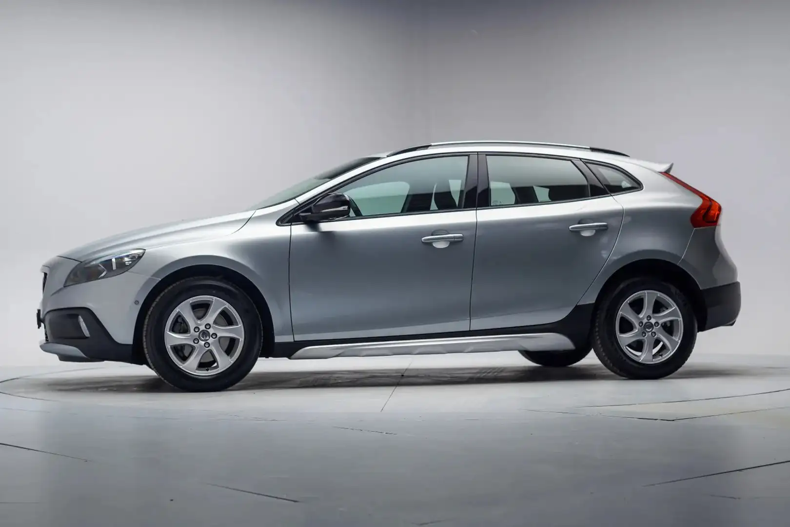 Volvo V40 Cross Country T4 179pk Momentum [ Camera Trekhaak Navigatie ] Grau - 2