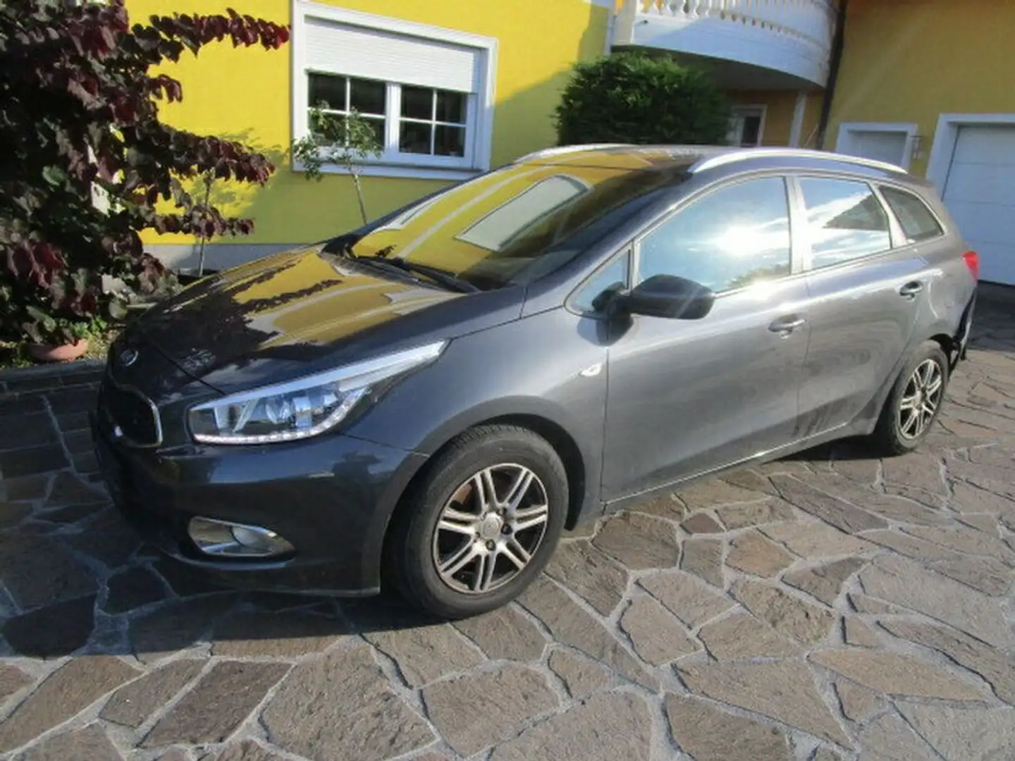 Kia Ceed SW / cee'd SW 1,4 MPI Österreich Edition Grau - 1