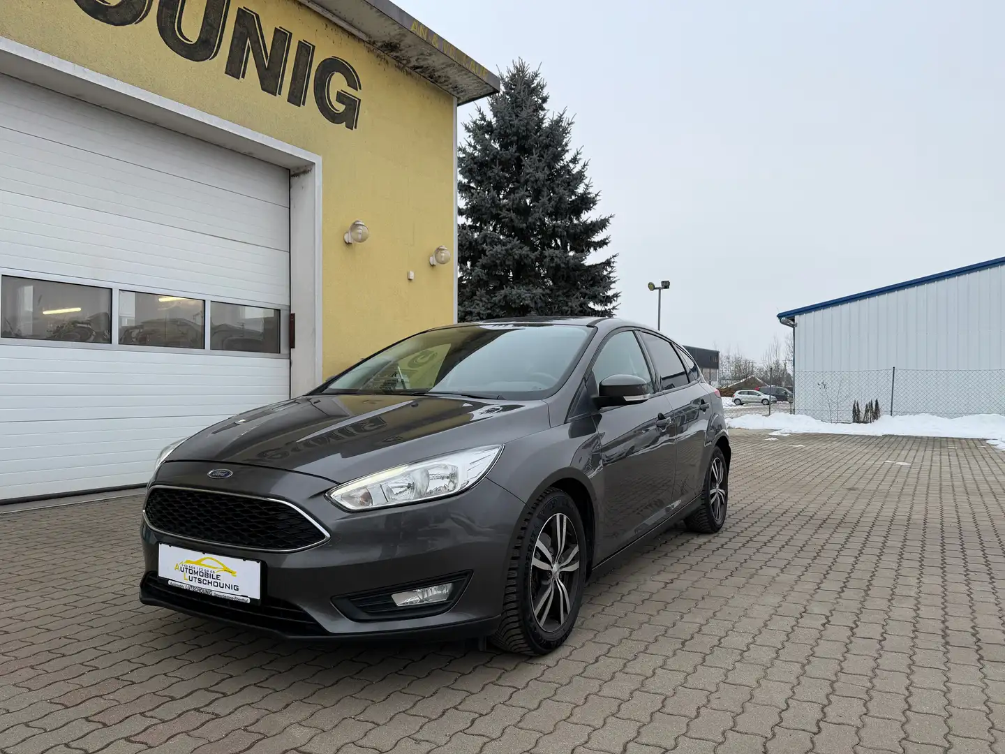 Ford Focus 1.0 74 KW Titanium Grau - 2