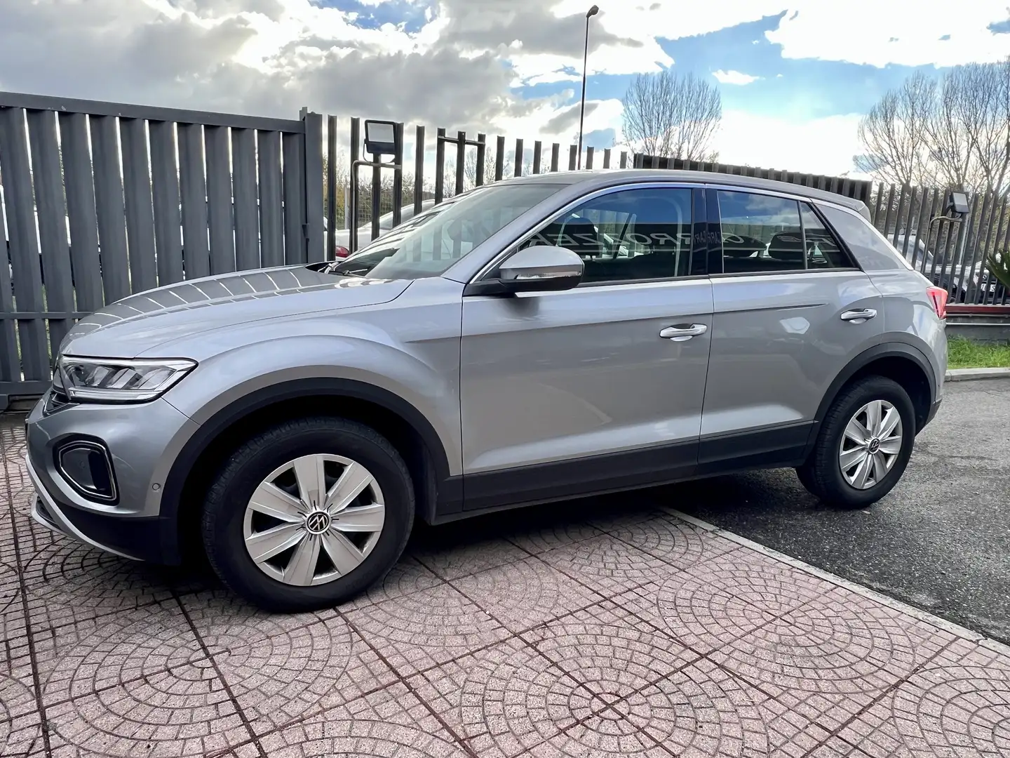 Volkswagen T-Roc 1.0 tsi Style 110cv km 71.000 NEOPATENTATO Gris - 1