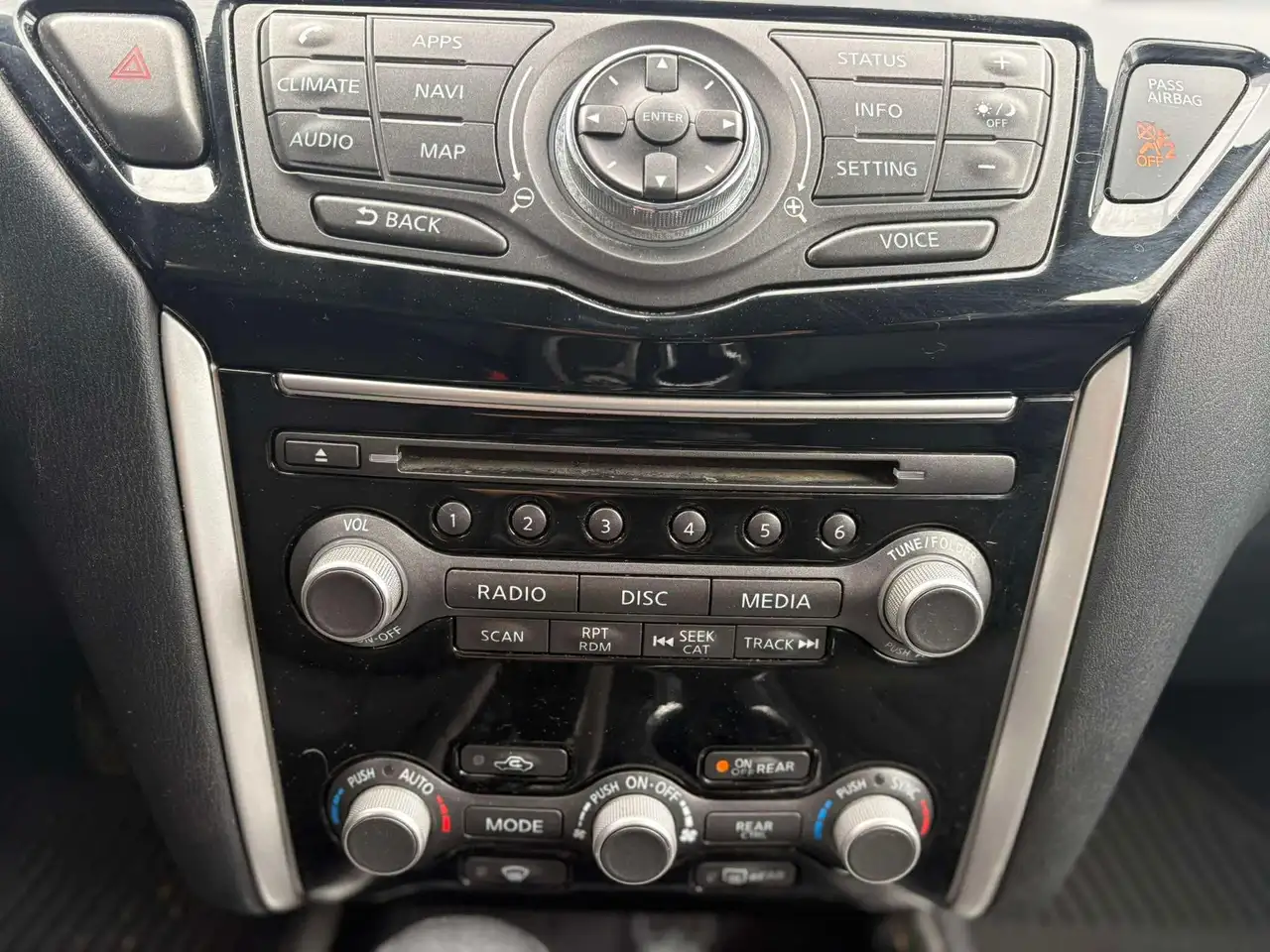 Nissan Pathfinder снимка Nissan Pathfinder