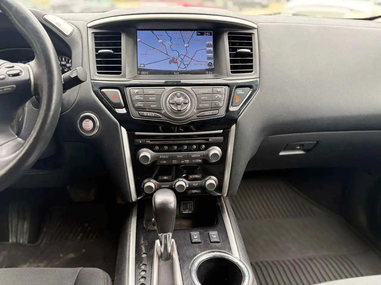 Nissan Pathfinder снимка Nissan Pathfinder