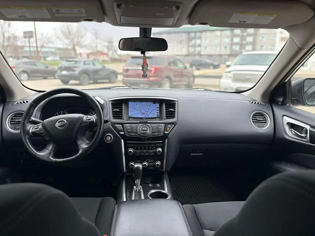 Nissan Pathfinder снимка Nissan Pathfinder