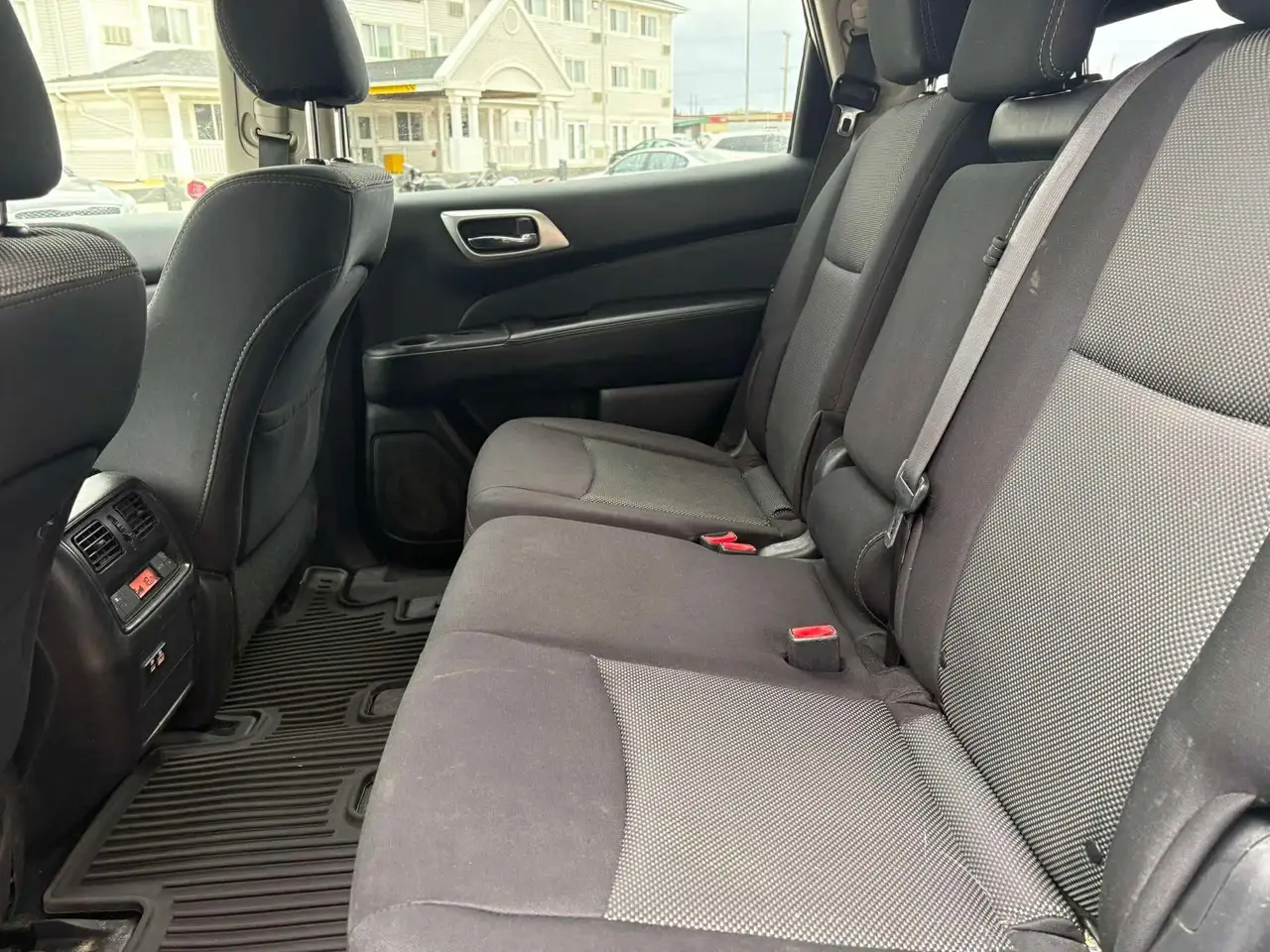 Nissan Pathfinder снимка Nissan Pathfinder