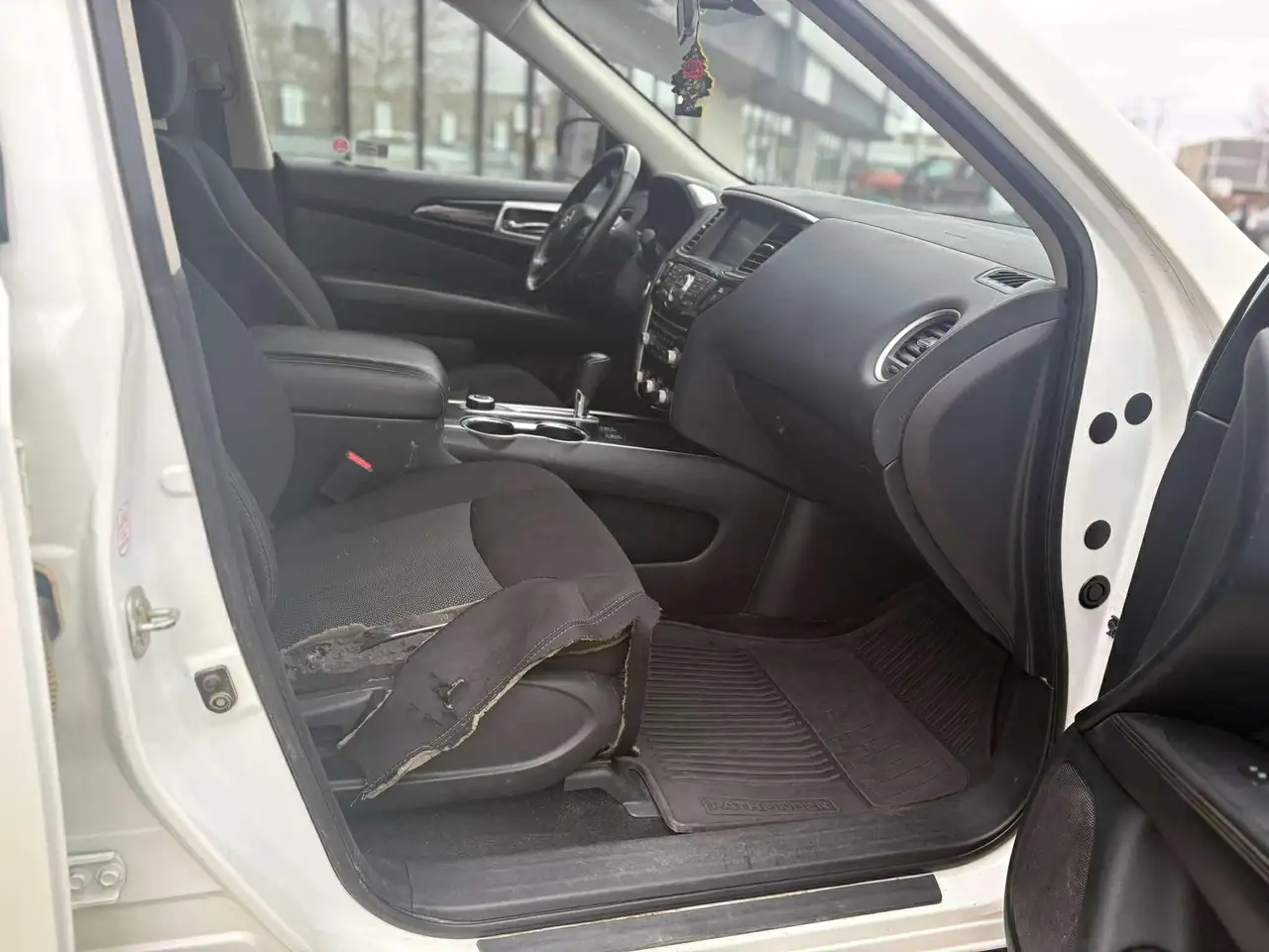Nissan Pathfinder снимка Nissan Pathfinder
