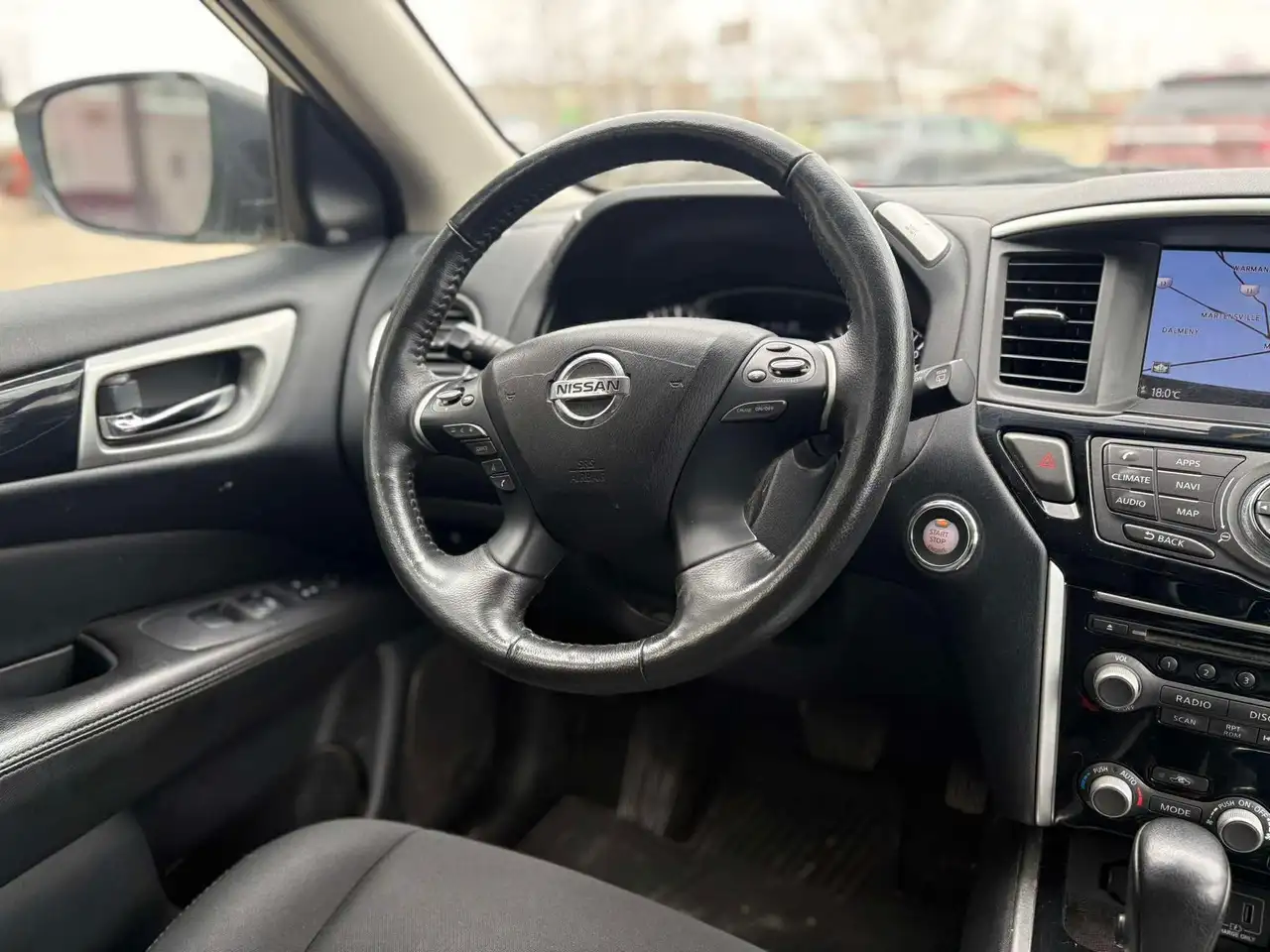 Nissan Pathfinder снимка Nissan Pathfinder