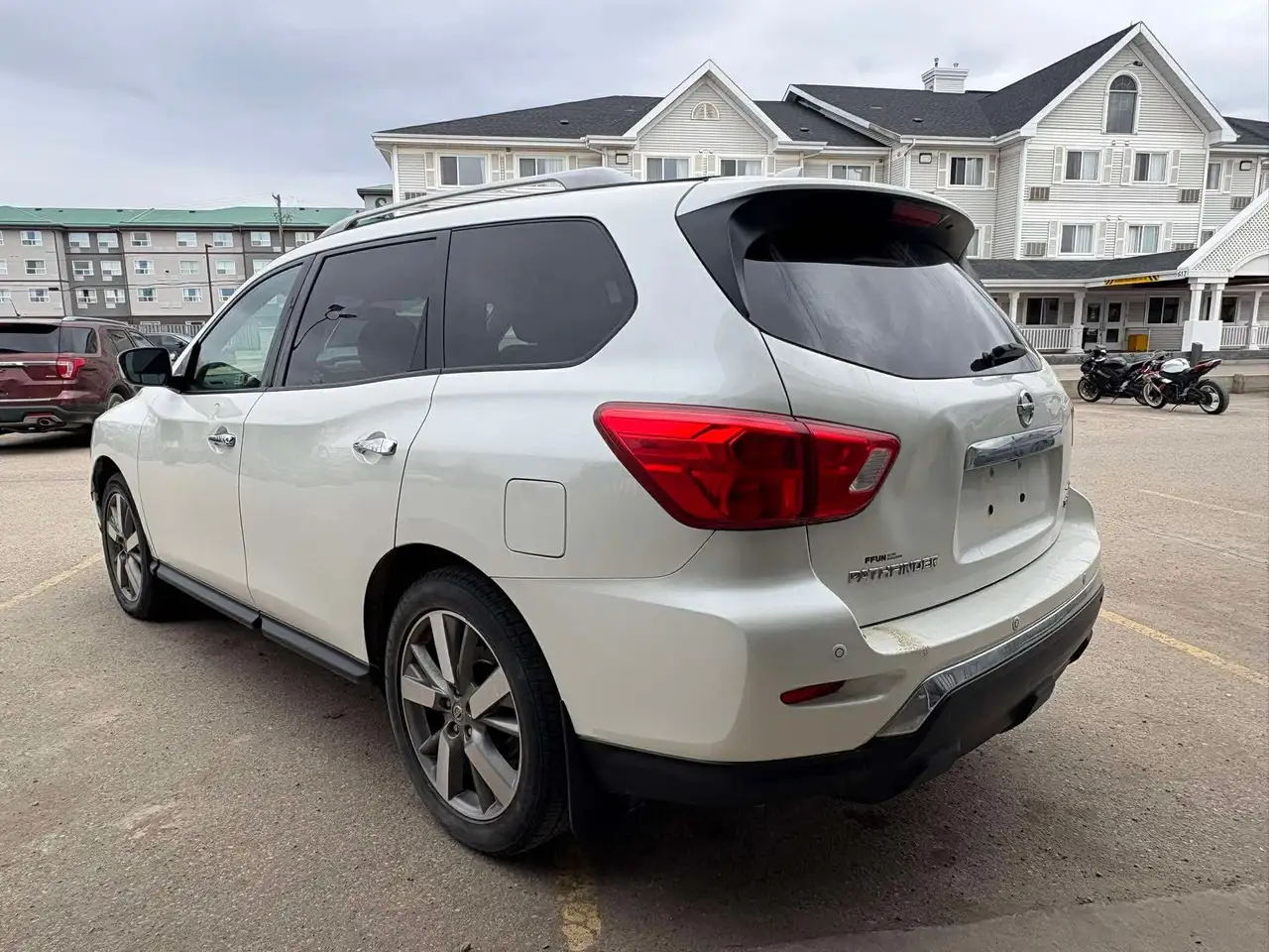 Nissan Pathfinder снимка Nissan Pathfinder