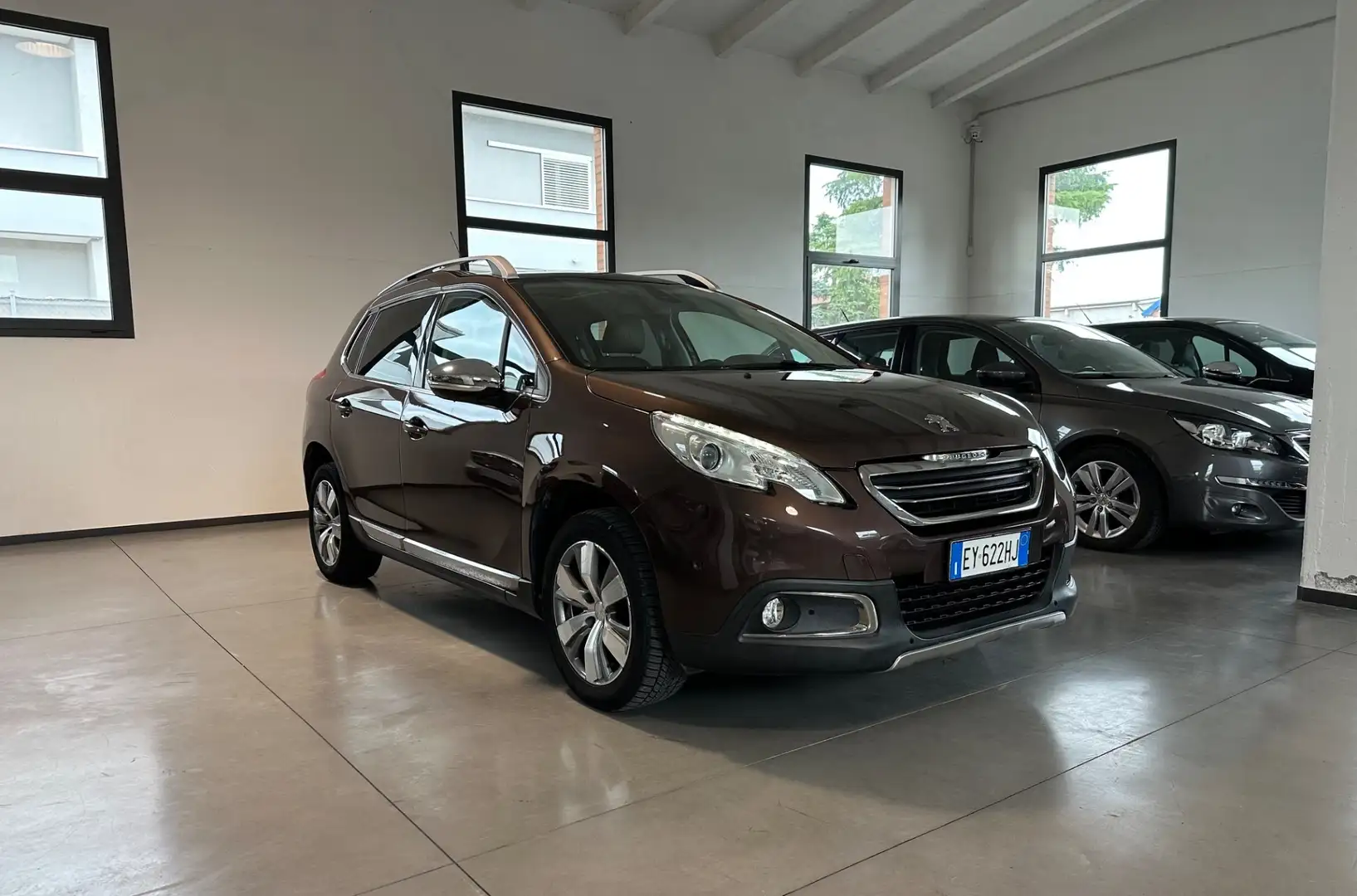Peugeot 2008 BlueHDi 100 Allure Marrone - 2