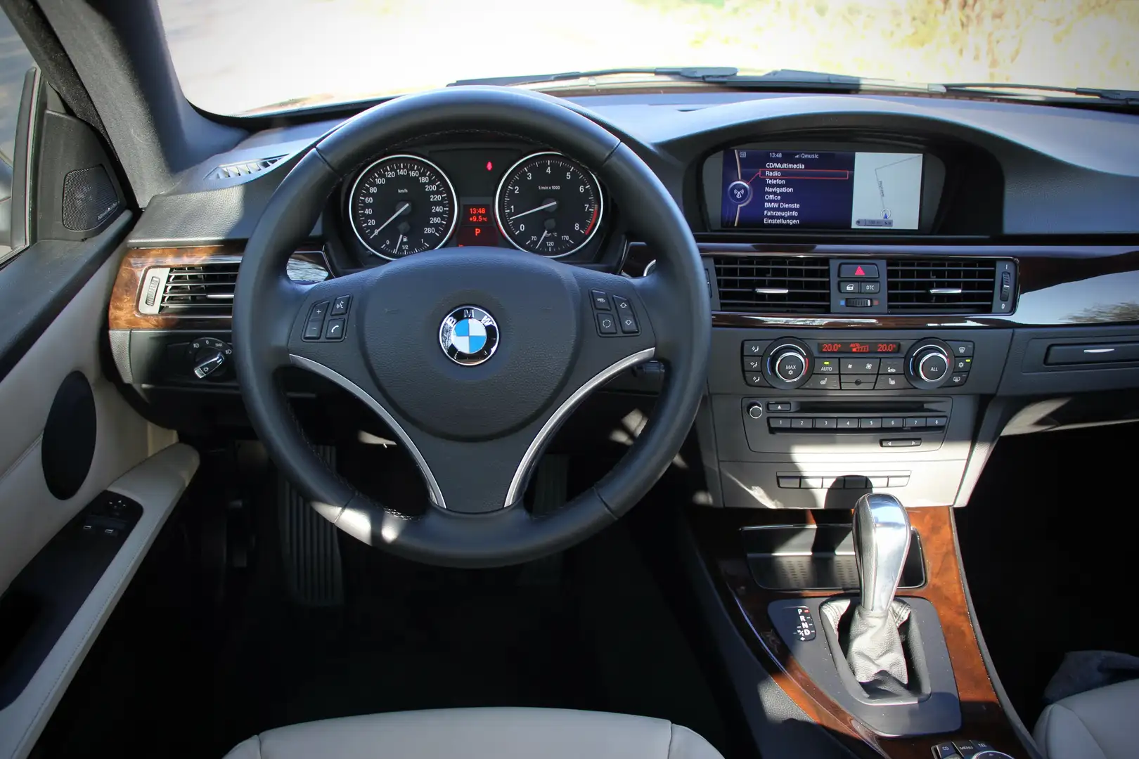 BMW 330 330i Coupé Individual LCI E92 65.000km(!) Maro - 2