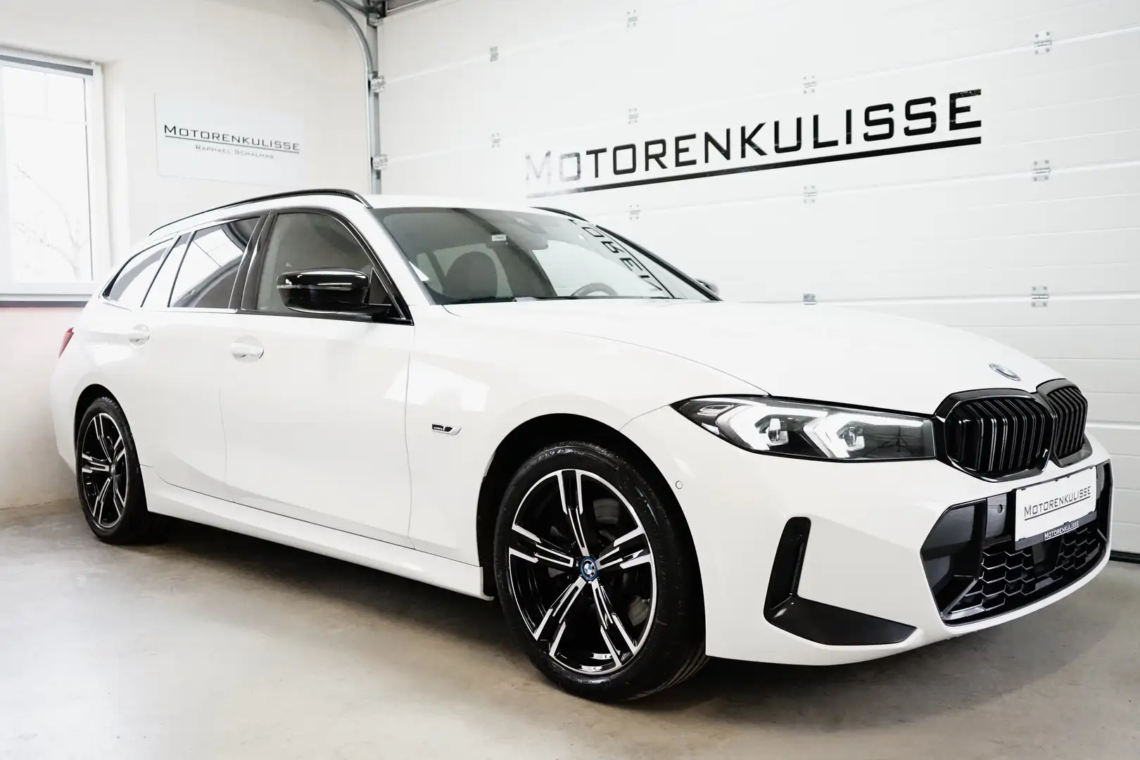BMW 330 e xDrive Touring M Sport Aut. - LC Plus - DA Plus Weiß - 2