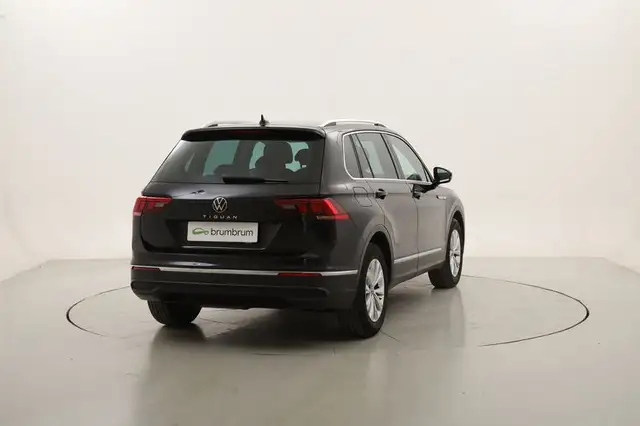 Volkswagen Tiguan view 5