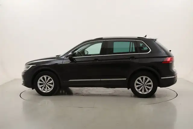 Volkswagen Tiguan view 2