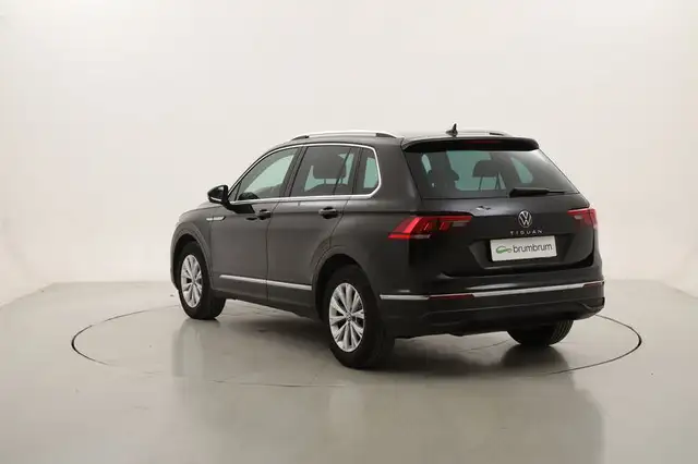 Volkswagen Tiguan view 3
