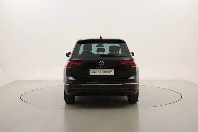 Volkswagen Tiguan view 4