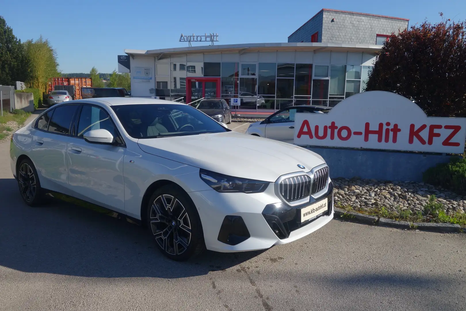 BMW 520 520d MHEV Aut.***M-Paket/AHK/8 fach ALU*** Weiß - 1