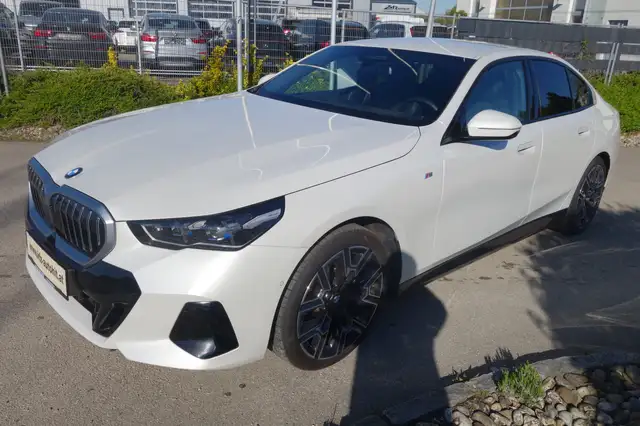 BMW 520 520d MHEV Aut.***M-Paket/AHK/8 fach ALU*** Ansicht 3