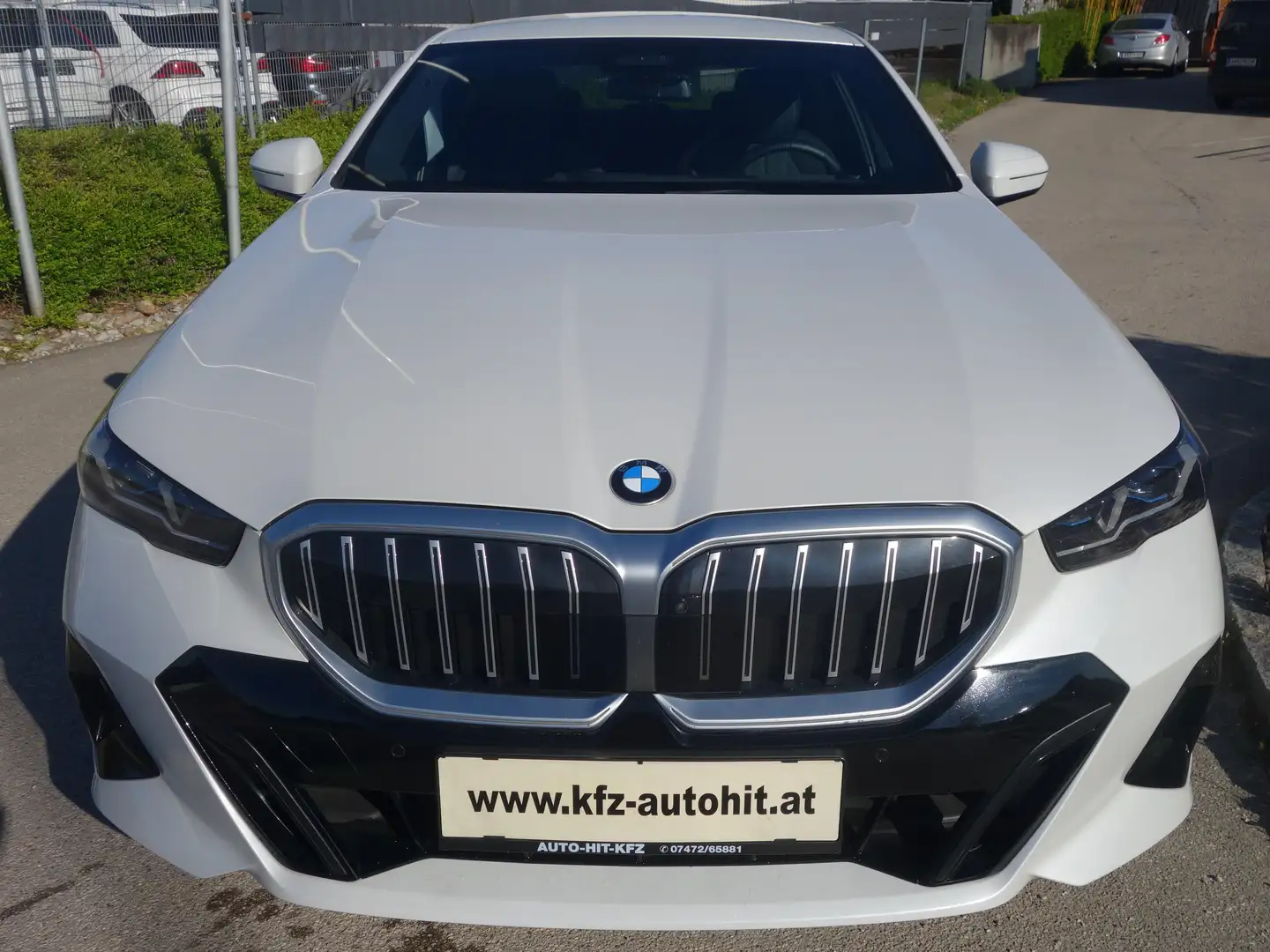 BMW 520 520d MHEV Aut.***M-Paket/AHK/8 fach ALU*** Weiß - 2