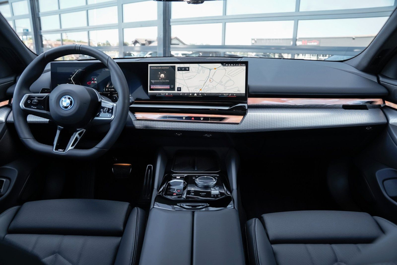 BMW 530 e Touring M Sport Pano-HarmanK-Assist-AHK — photo 13