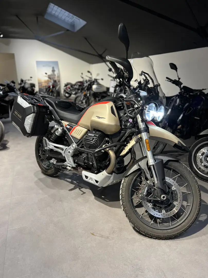 Moto Guzzi V 85 TT - 1