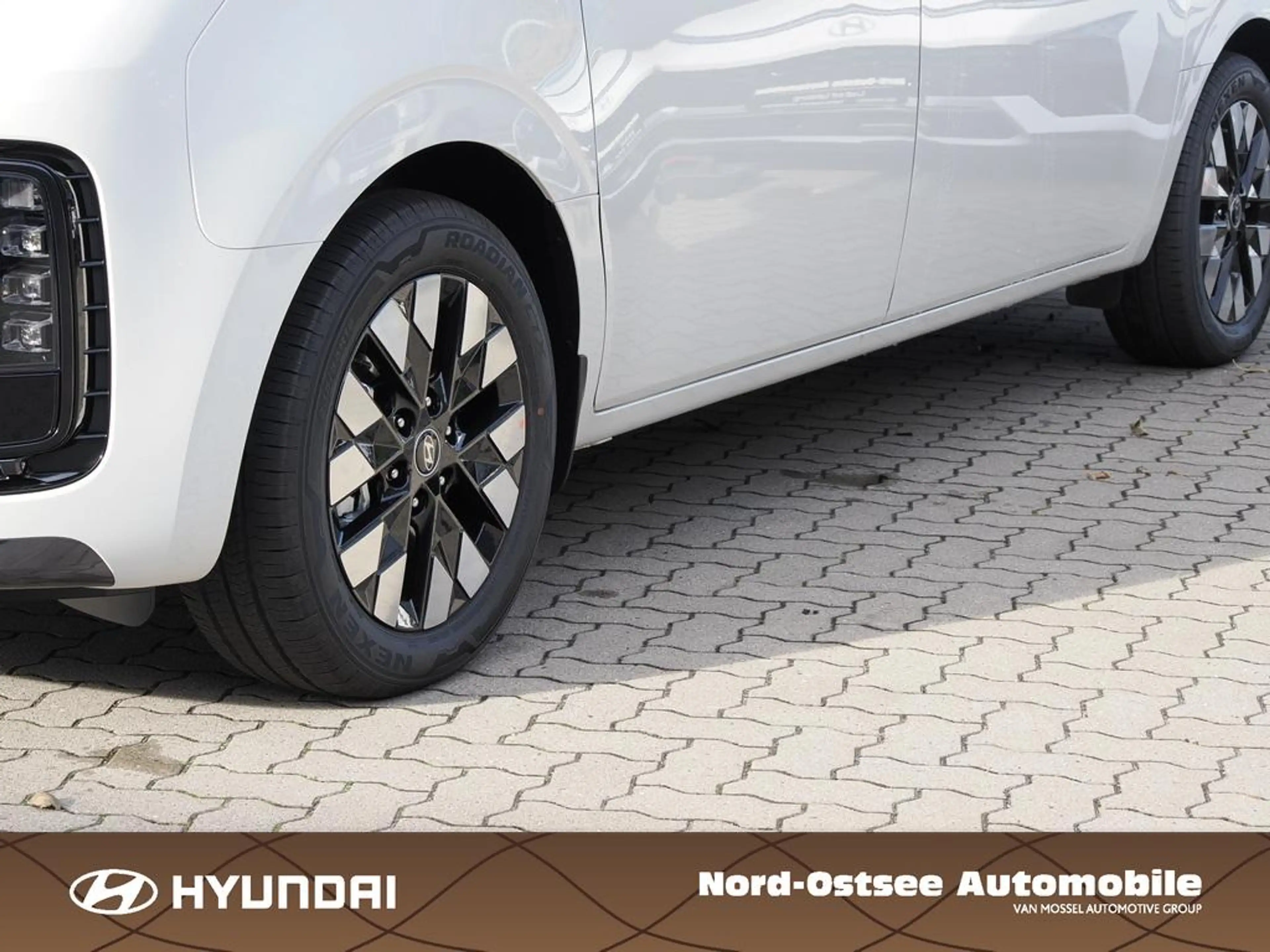 Hyundai STARIA HEV 7-Sitzer Signature Panoramadach — photo 6