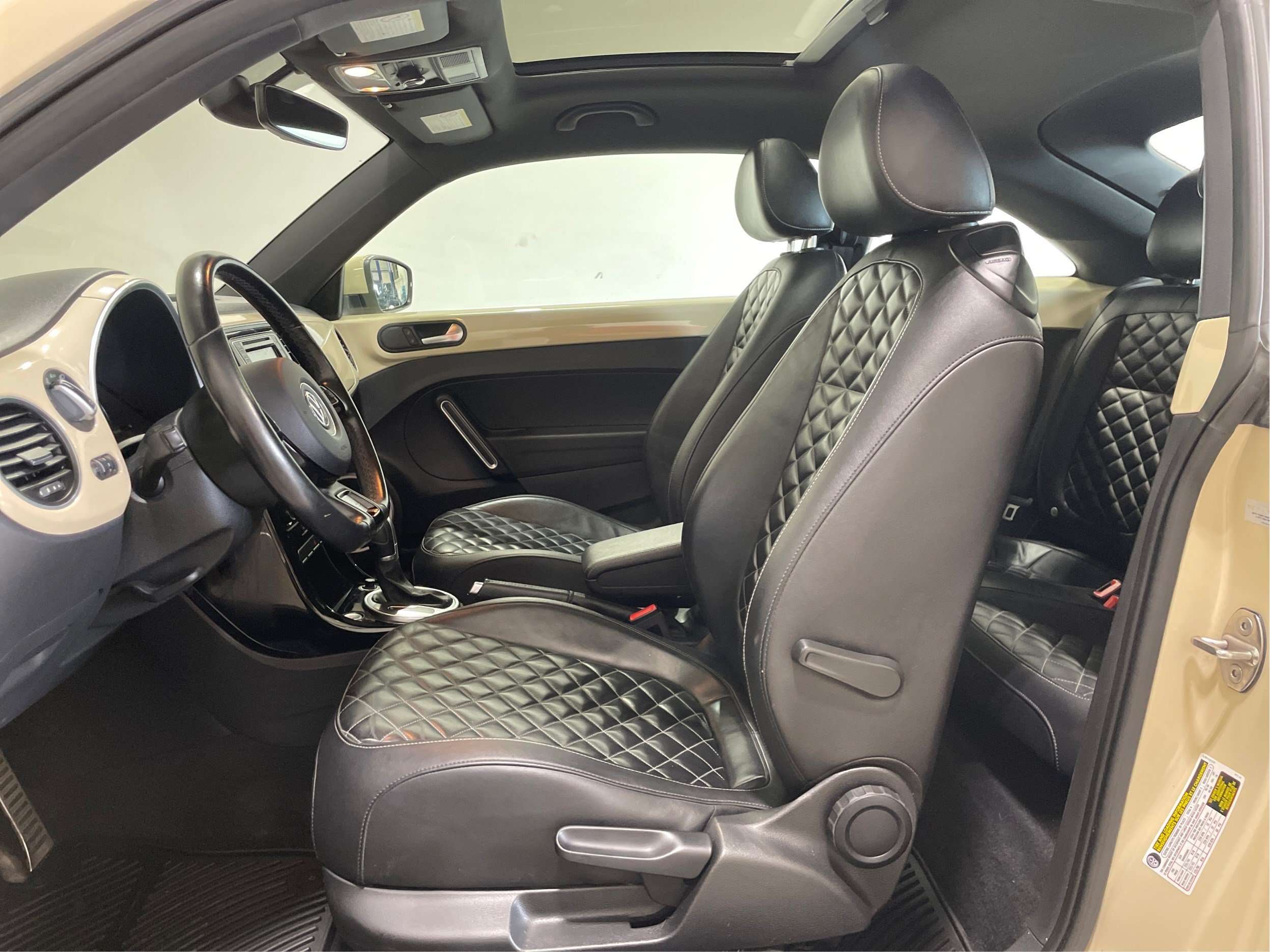 2019 Volkswagen Beetle Wolfsburg Edition Auto — снимка 1