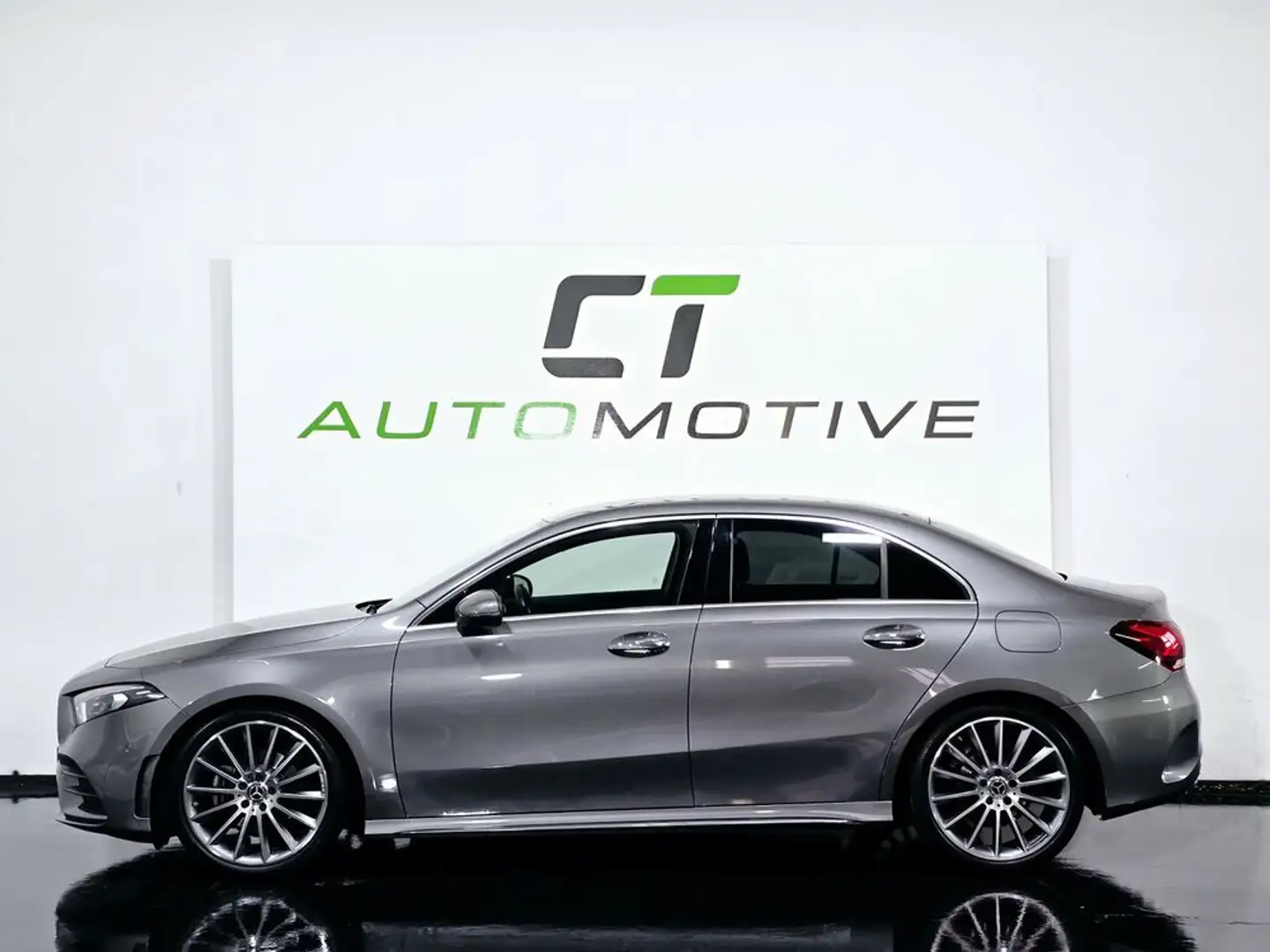 Mercedes-Benz A 180 Aut. Limousine AMG-Line Grijs - 2