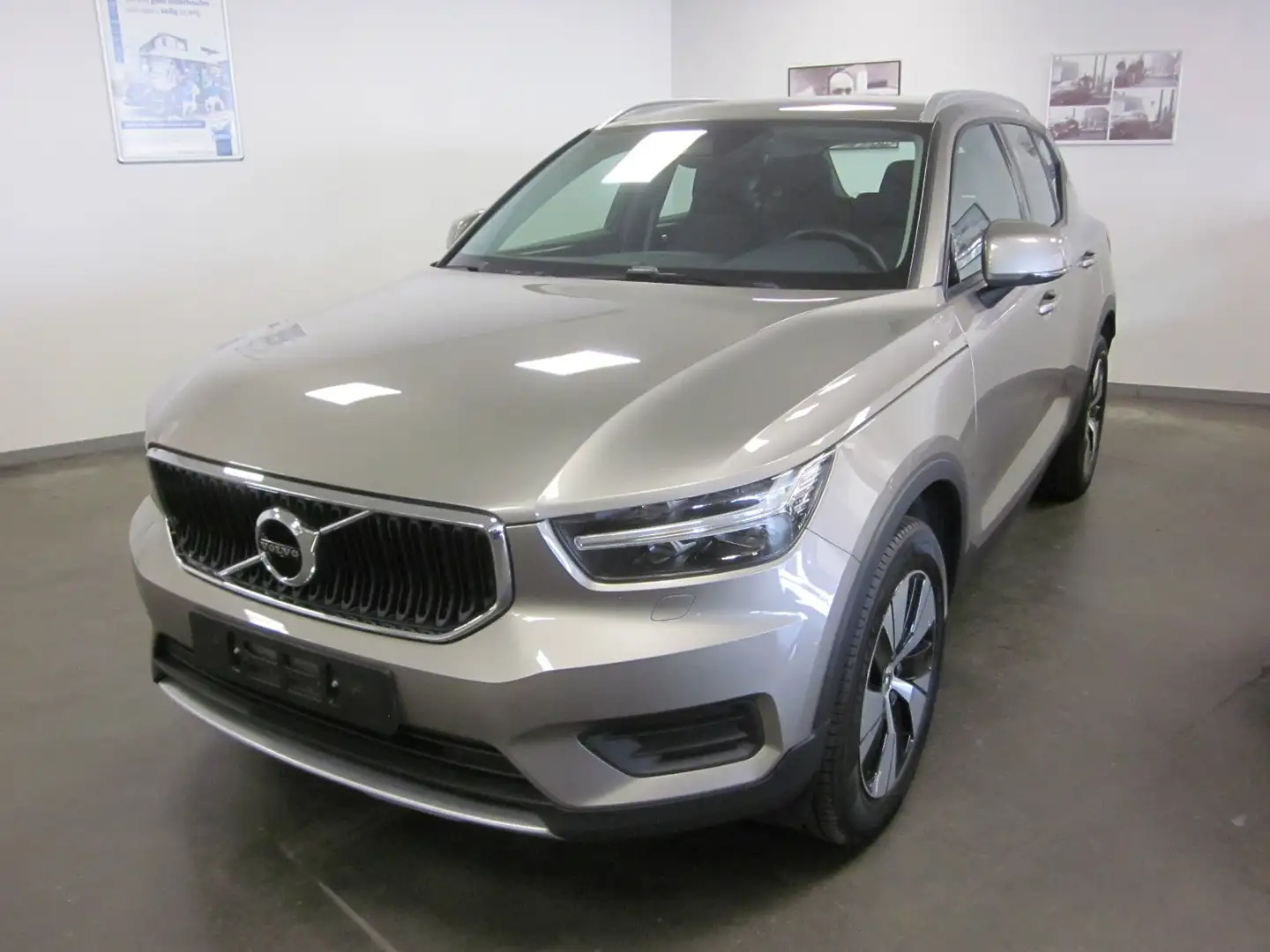 Volvo XC40 1.5 T2 Momentum Core Gris - 1