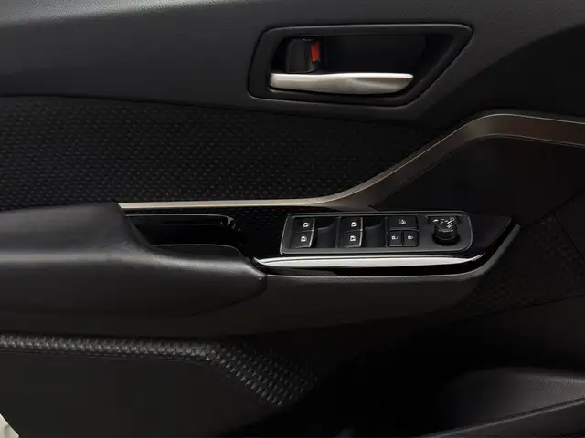 Toyota C-HR view 12