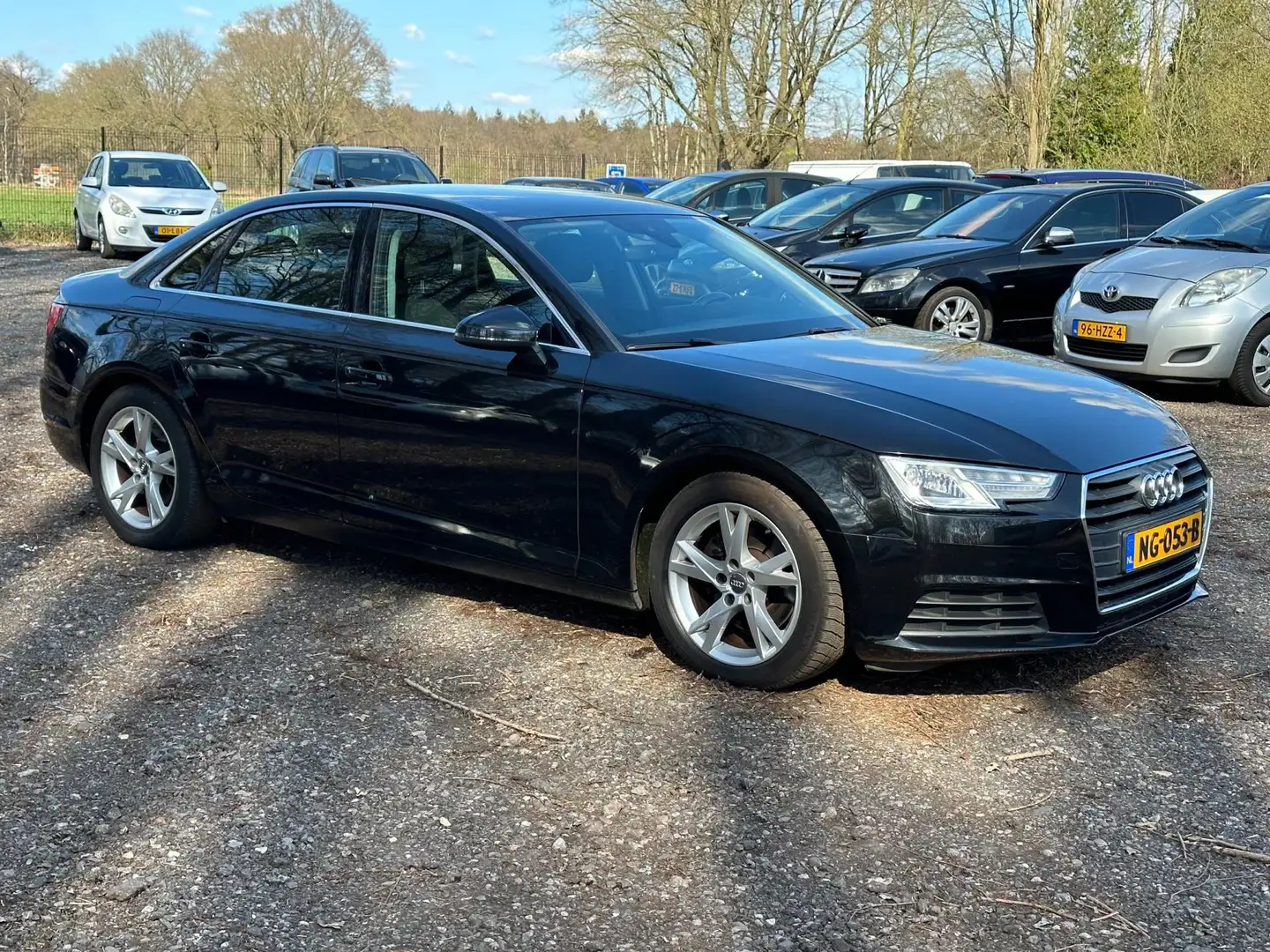 Audi A4 Limousine 2.0 TDI ultra Zwart - 2