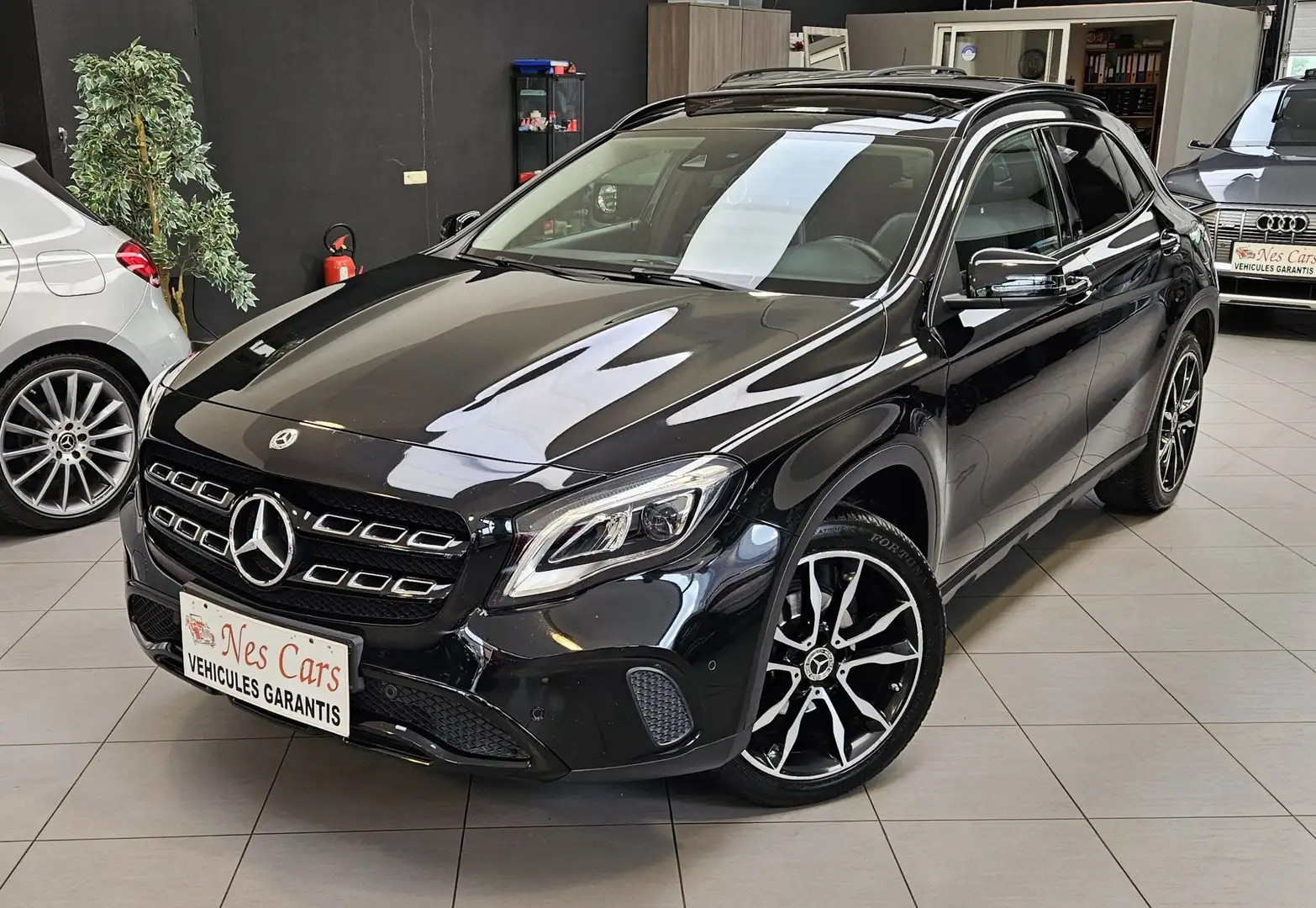 Mercedes-Benz GLA 180 D AUTO ,CUIR,GPS,TOIT PANO,CAMERA,GARANTIE 1 AN Noir - 1