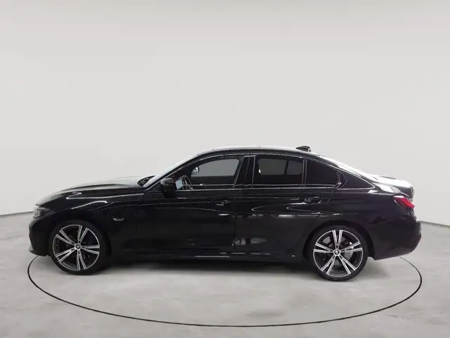 BMW 3 Series view 6