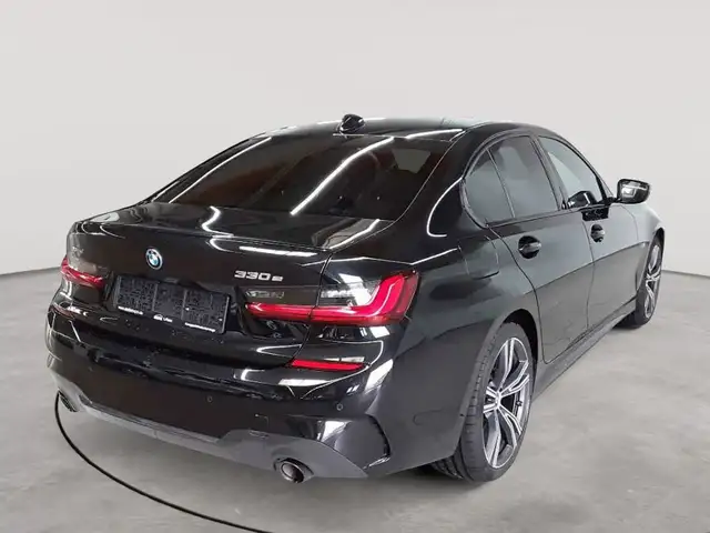 BMW 3 Series view 4