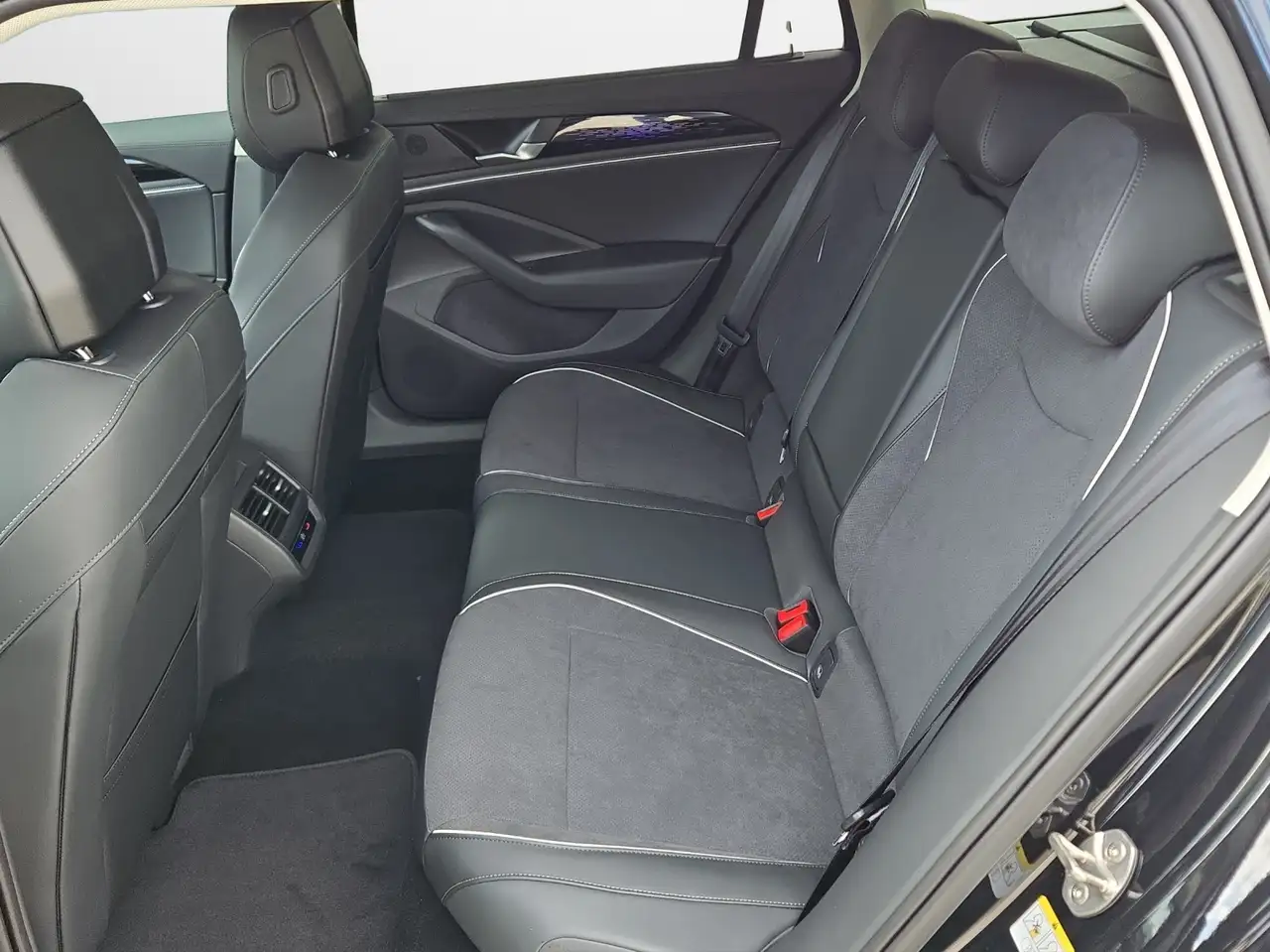 Volkswagen Passat Variant 2.0 TDI DSG Elegance 12