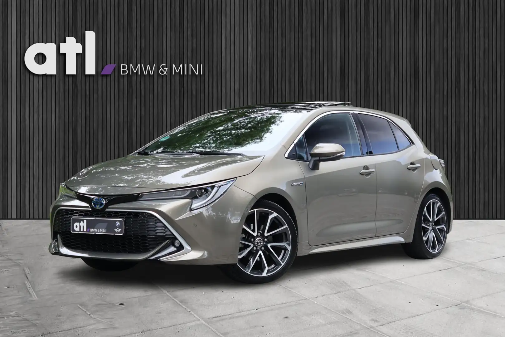 Toyota Corolla 1.8 Hybrid Executive Panoramadak, Head up, Afneemb Groen - 1