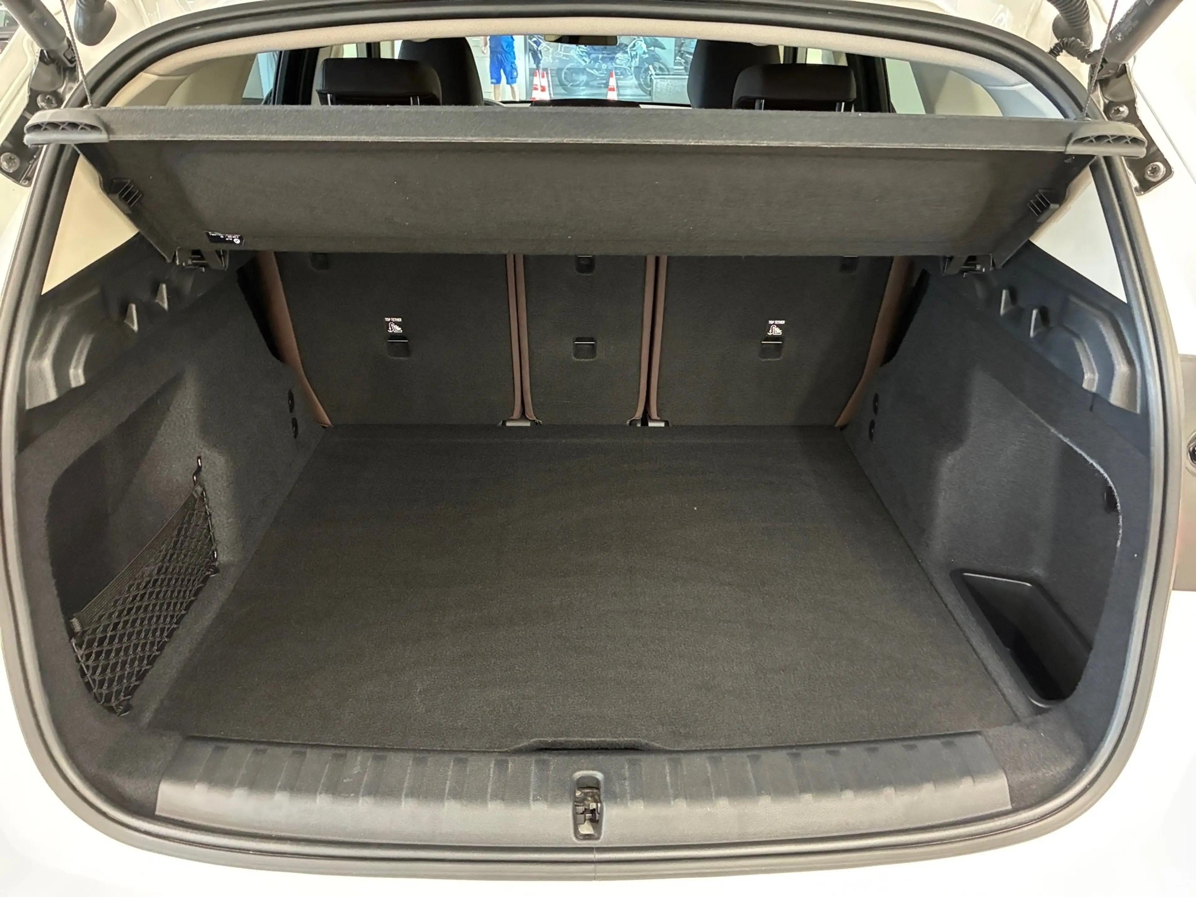 BMW X1 sDrive18d — photo 11