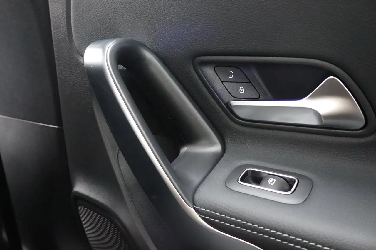 Mercedes-Benz CLA снимка Mercedes-Benz CLA