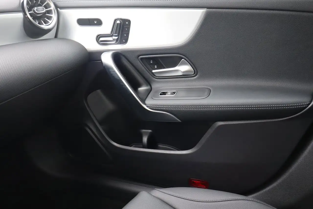 Mercedes-Benz CLA снимка Mercedes-Benz CLA