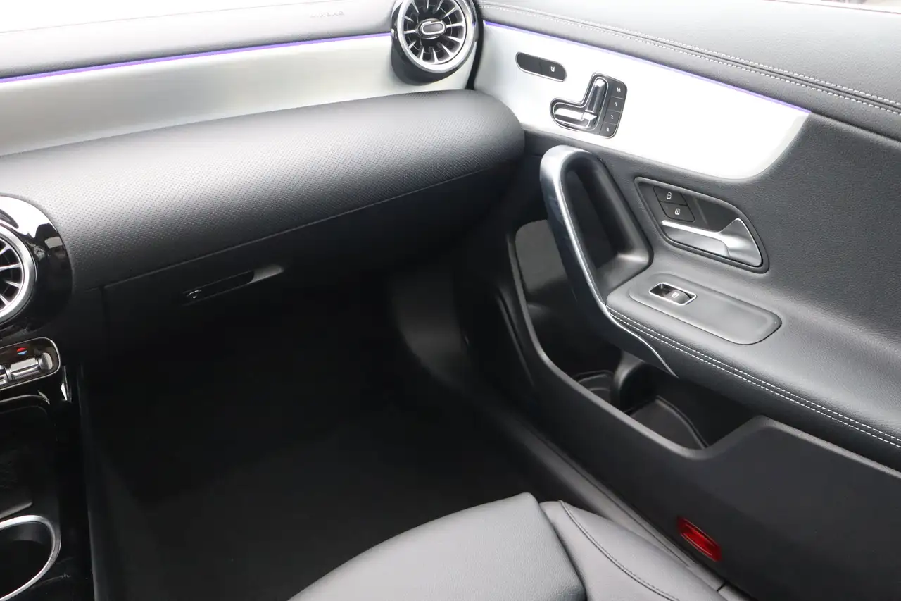 Mercedes-Benz CLA снимка Mercedes-Benz CLA