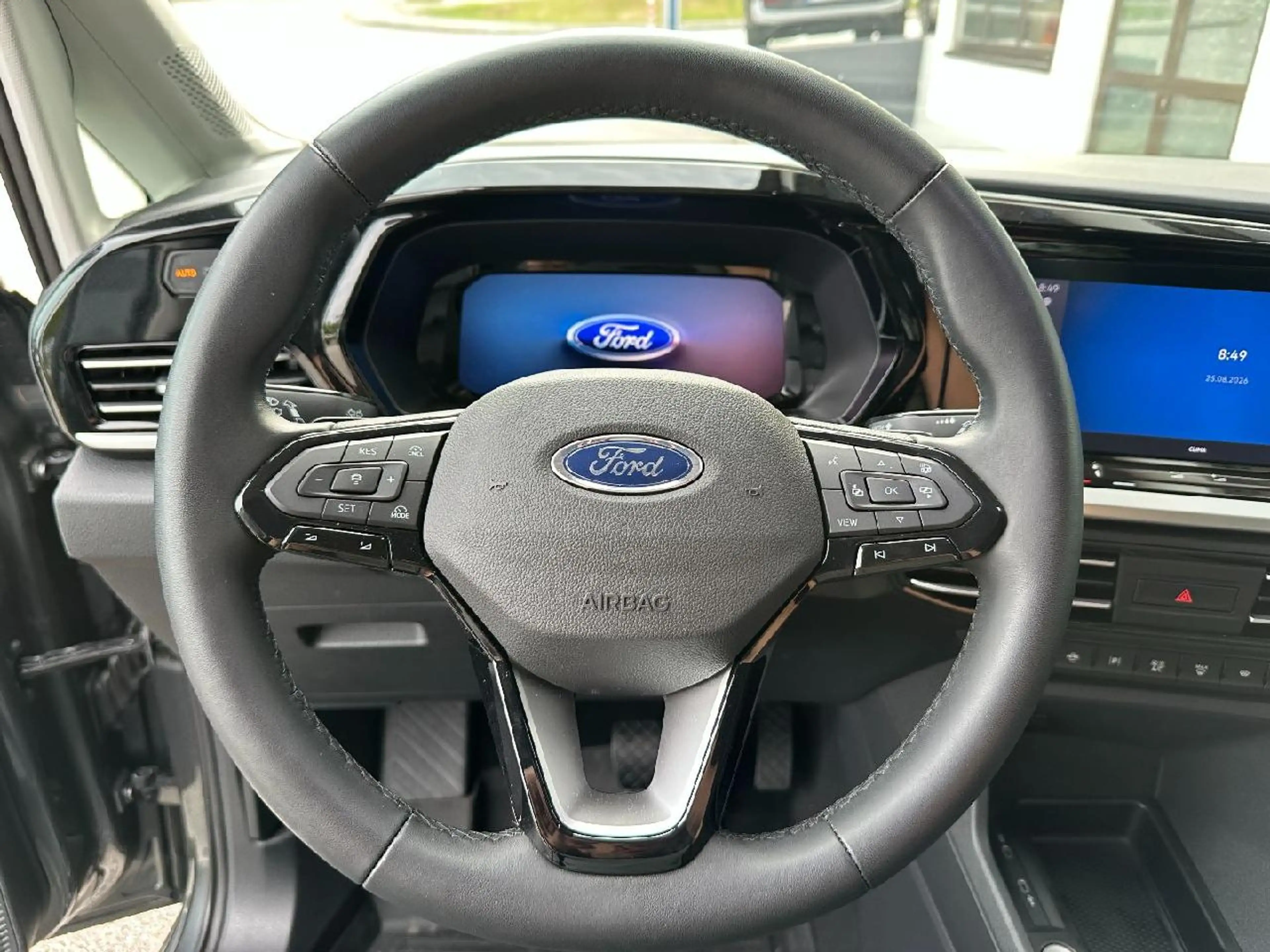 Ford Grand Tourneo PHEV Titanium — photo 10
