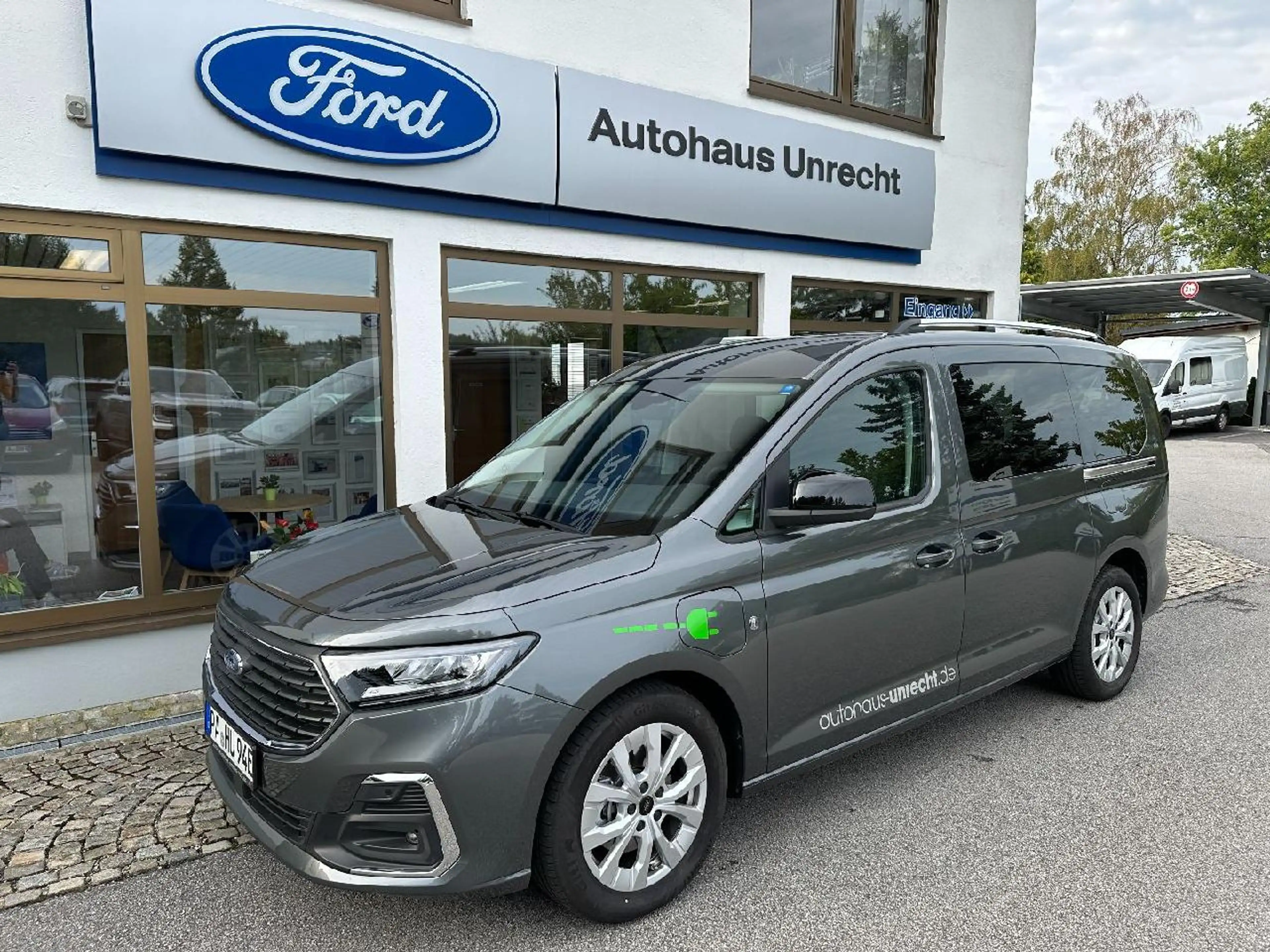 Ford Grand Tourneo PHEV Titanium