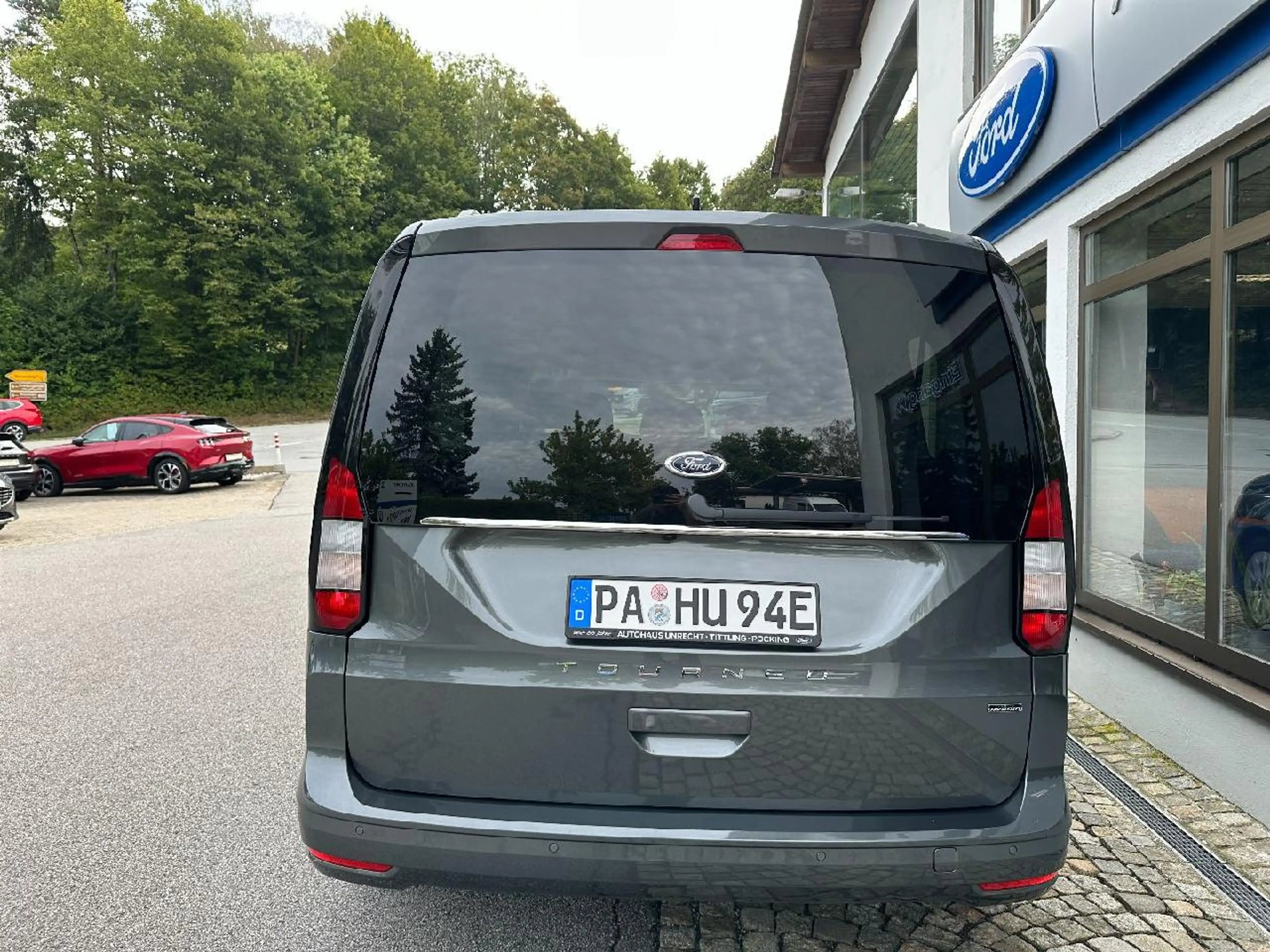 Ford Grand Tourneo PHEV Titanium — photo 5