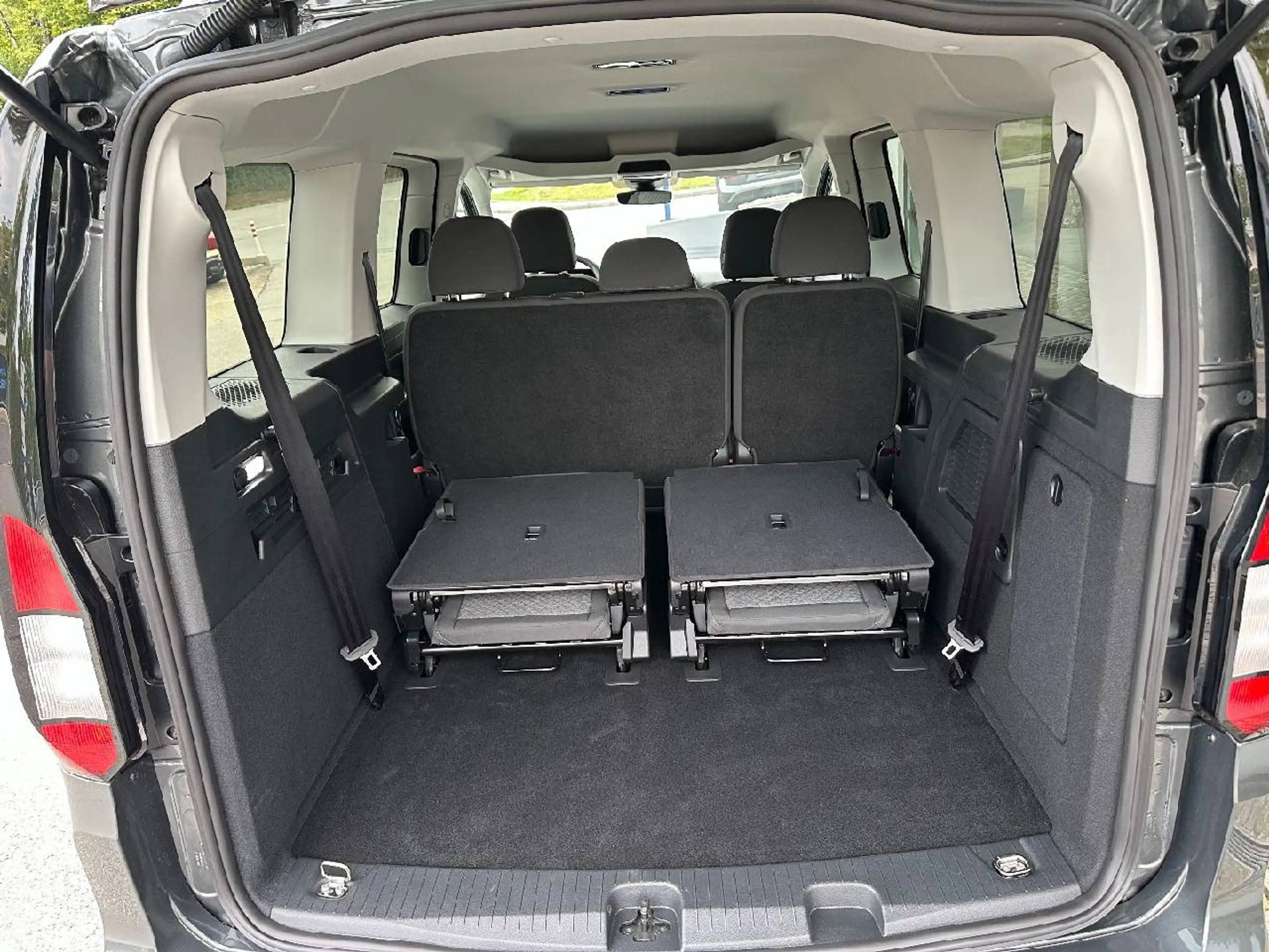 Ford Grand Tourneo PHEV Titanium — photo 7