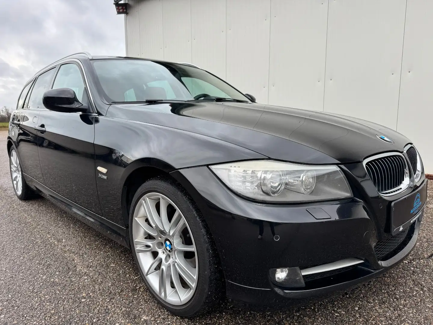 BMW 320 d Touring xDrive *NAVI*XENON*LEDER*AHK* Zwart - 2