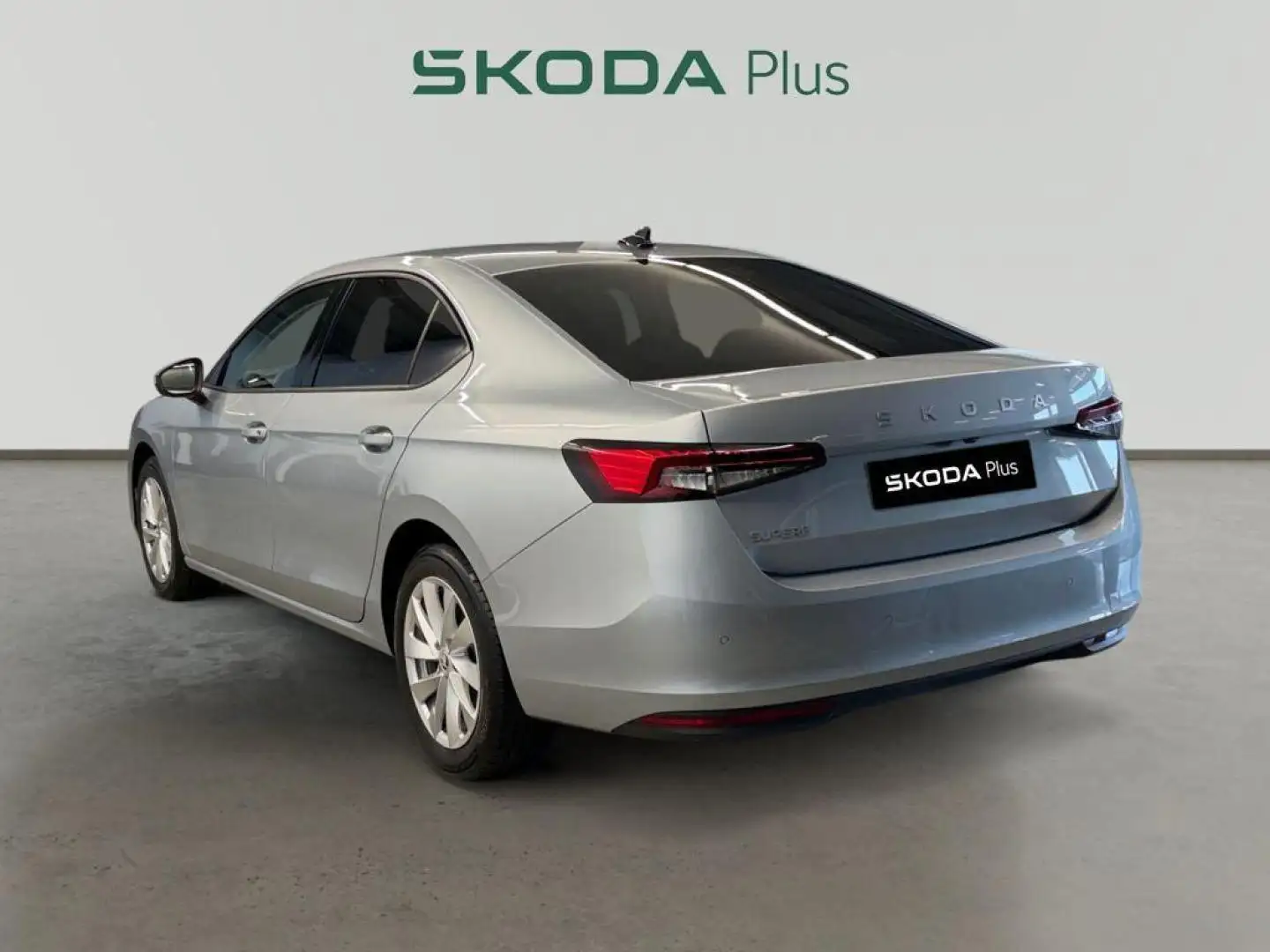 Skoda Superb 1.5 TSI MHEV Selection DSG 110kW Plateado - 2
