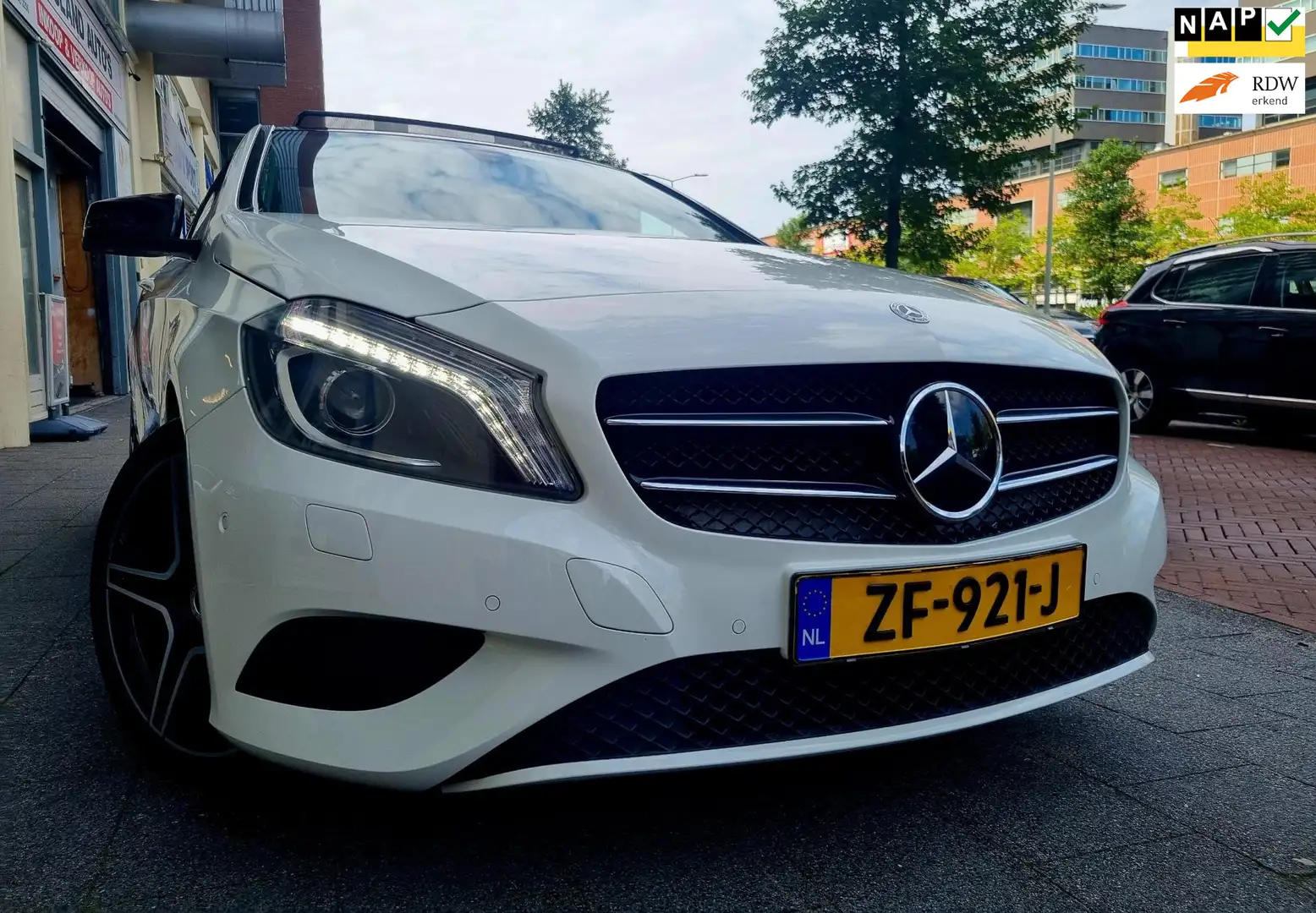 Mercedes-Benz A 180 CDI AMG Aut PanoDak Volleer Wit - 1