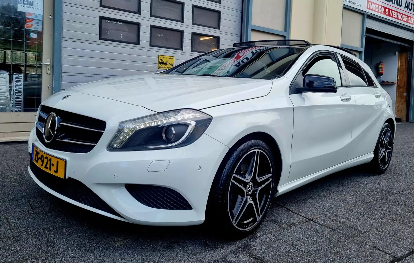 Mercedes-Benz A 180 CDI AMG Aut PanoDak Volleer Wit - 2