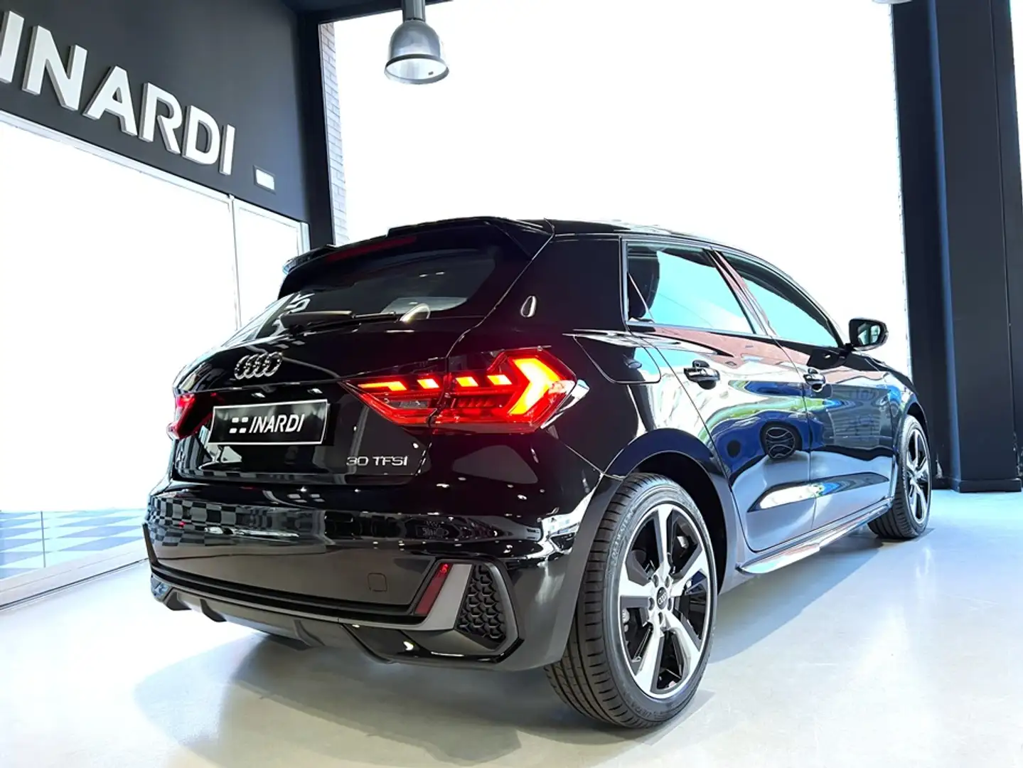 Audi A1 Sportback 35 TFSI Adrenalin S tronic Black - 2