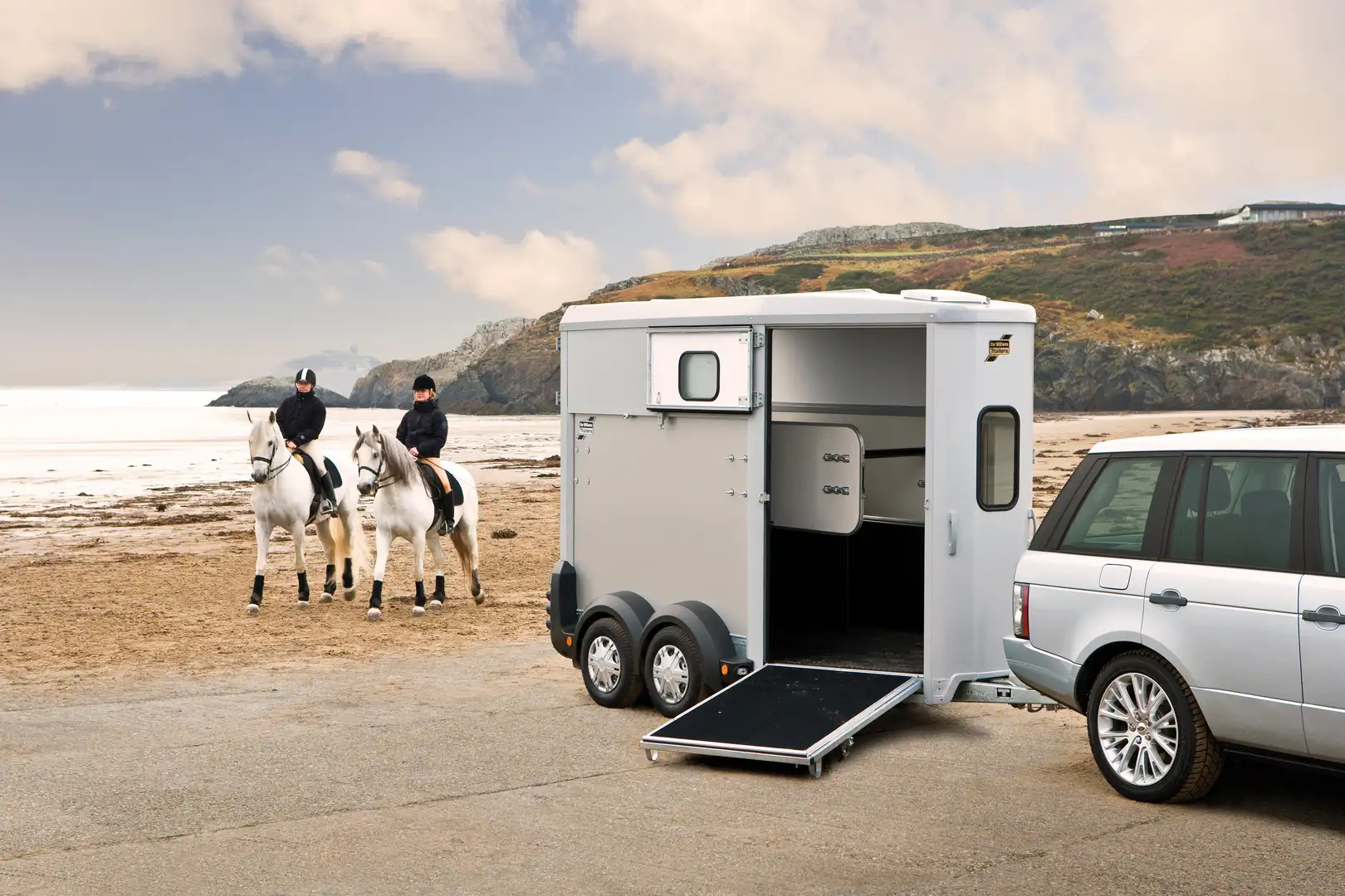 Ifor Williams HB511 mit Frontausstieg Silber - 2