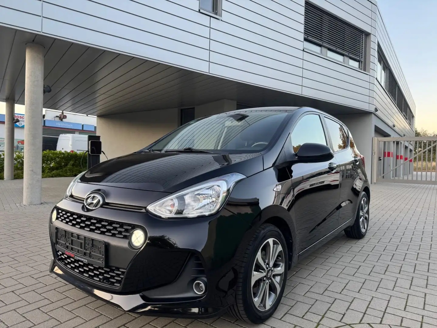 Hyundai i10 YES! Plus KLIMA SITZ-LENKRADHEIZUNG TEMPOMAT Noir - 2