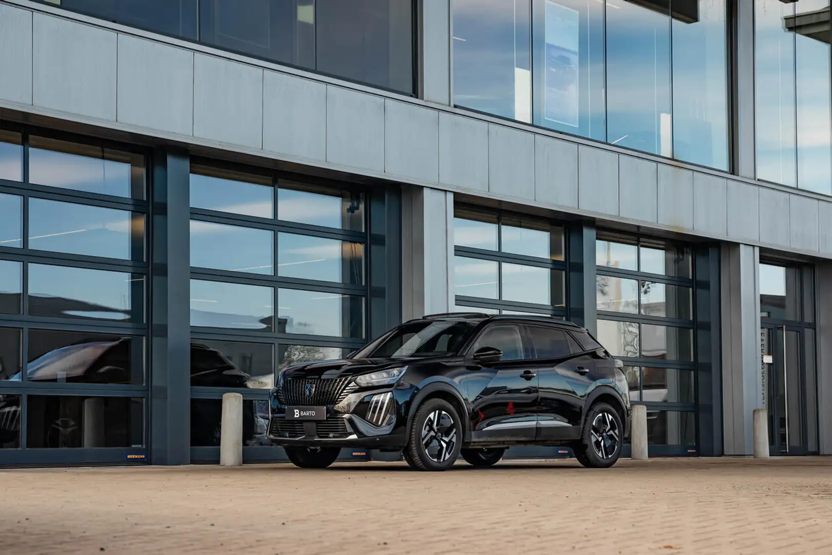 Peugeot 2008 GT | 145 PK Hybrid | Pano | 360° | Massage | Na... Zwart - 2